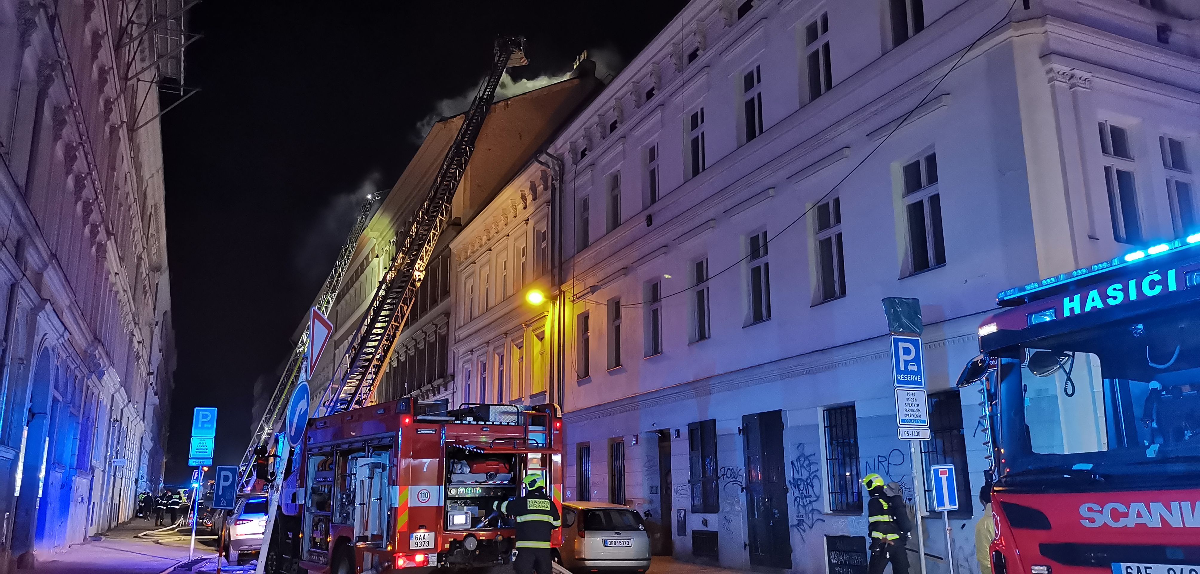Požár střechy na pražském Smíchově - GALERIE: Požár zničil střechu činžáku v Praze 5 (5/5)