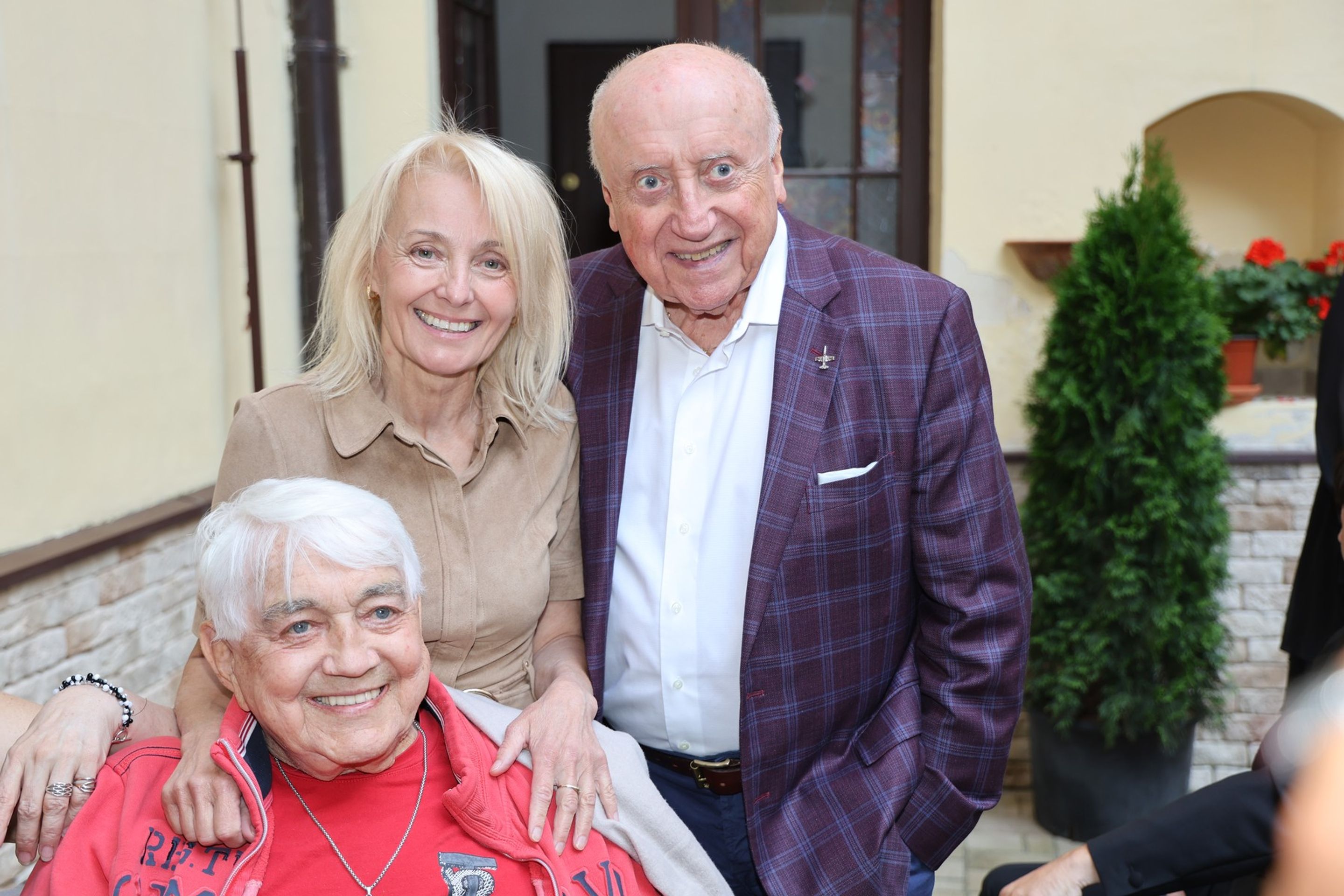 Jiří Krampol na narozeninách Antonína Gondolána, 13. 6. 2025 - Jiří Krampol na oslavě Antonína Gondolána, 13. 6. 2025 (1/7)