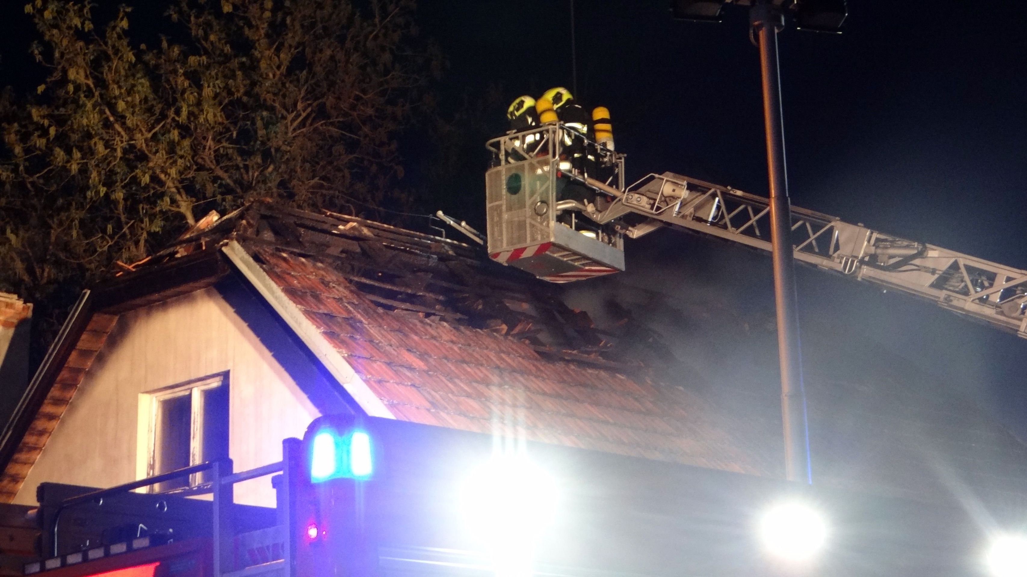 S ohněm bojovalo šest jednotek hasičů - GALERIE: Požár domu v Praze (3/5)