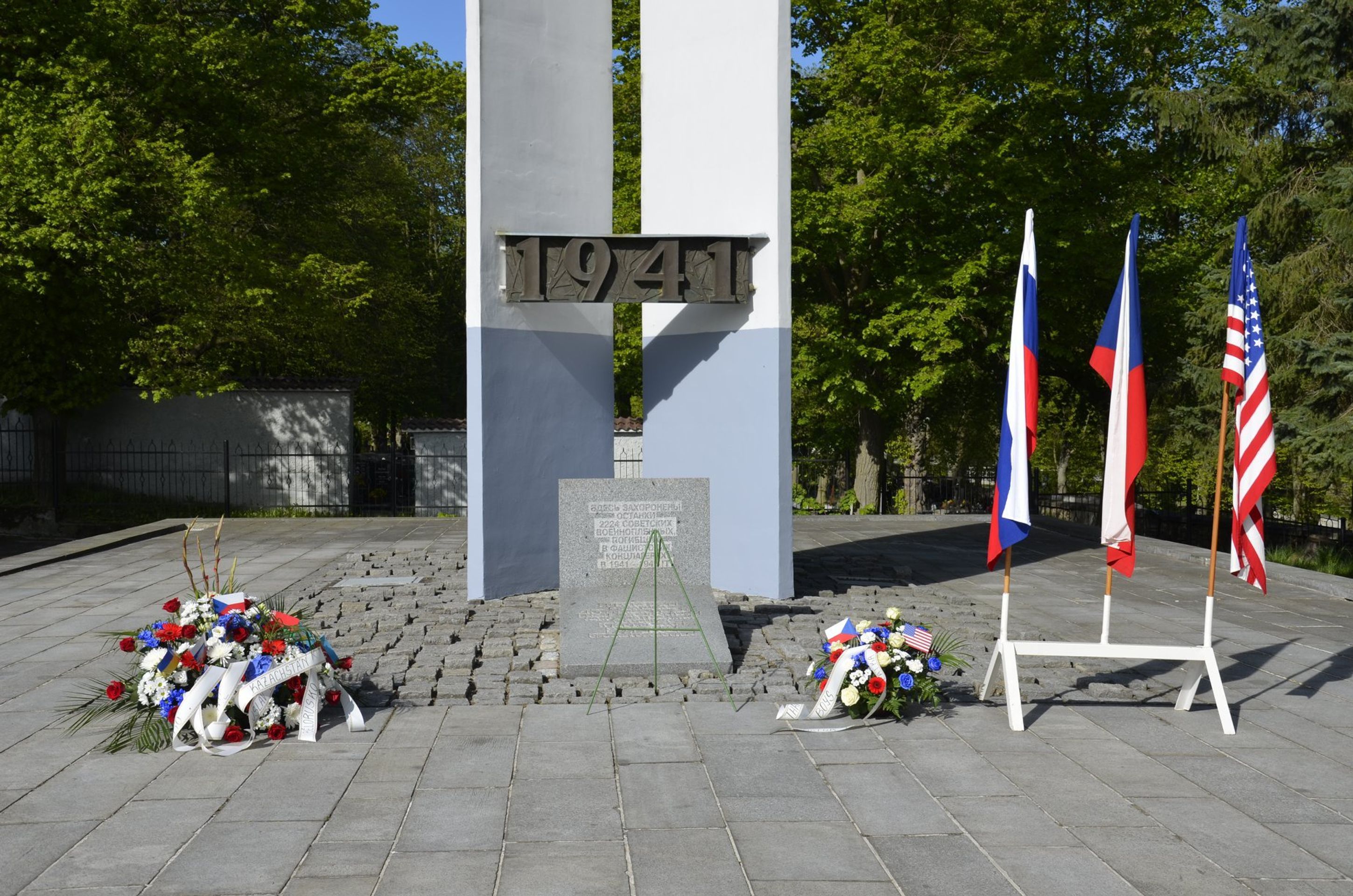 Radnice v Sokolově nechala odstranit americkou vlajku - 2 - GALERIE: Radnice v Sokolově nechala odstranit americkou vlajku před pietním aktem (5/6)