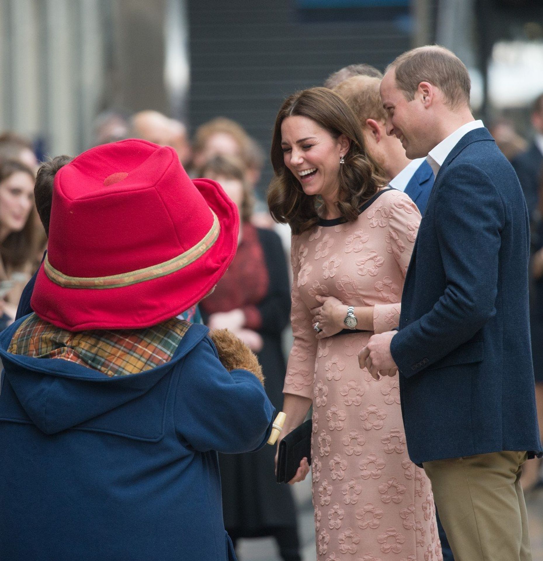 Těhotná Kate na veřejnosti tančila a smála se - 3 - GALERIE: Těhotná Kate tančila s medvídkem Paddingtonem (3/4)
