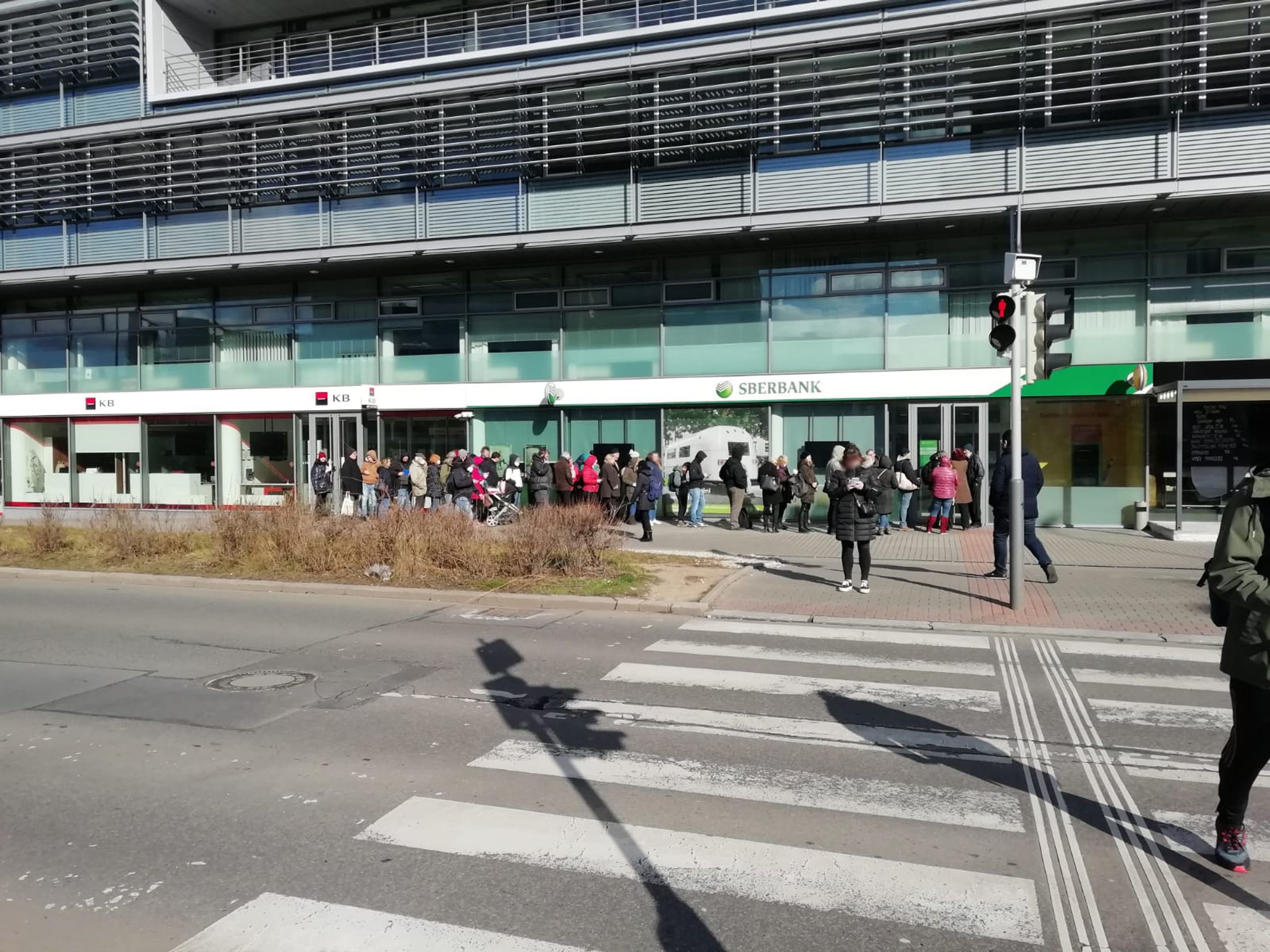 Fronty lidí před bankou Sberbank (3) - Fronty lidí před bankou Sberbank (5/5)