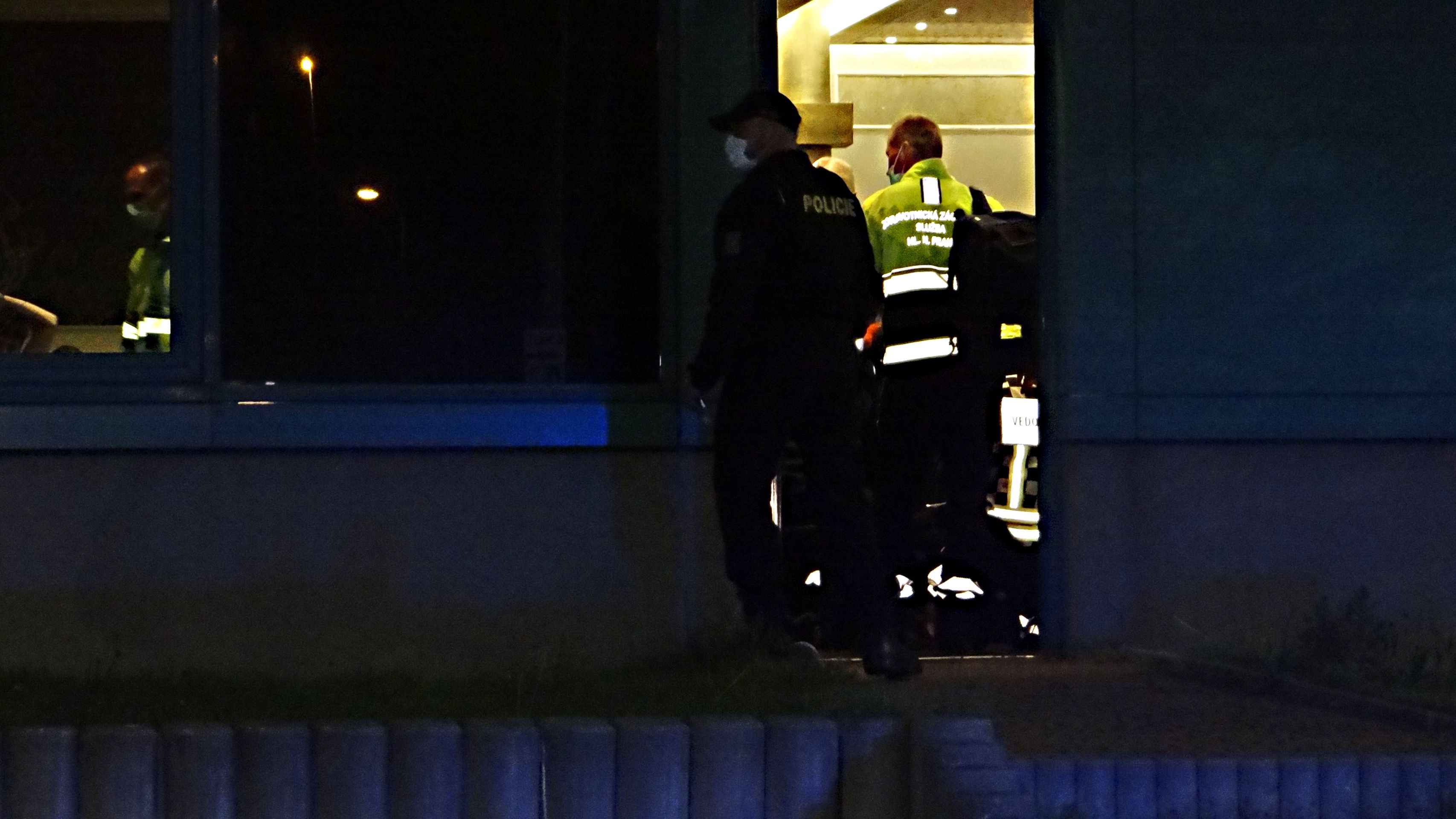 Záchranáři rozvezli přiotrávené hosty do tří nemocnic - GALERIE: V pražském hotelu zasahovali záchranáři (2/6)