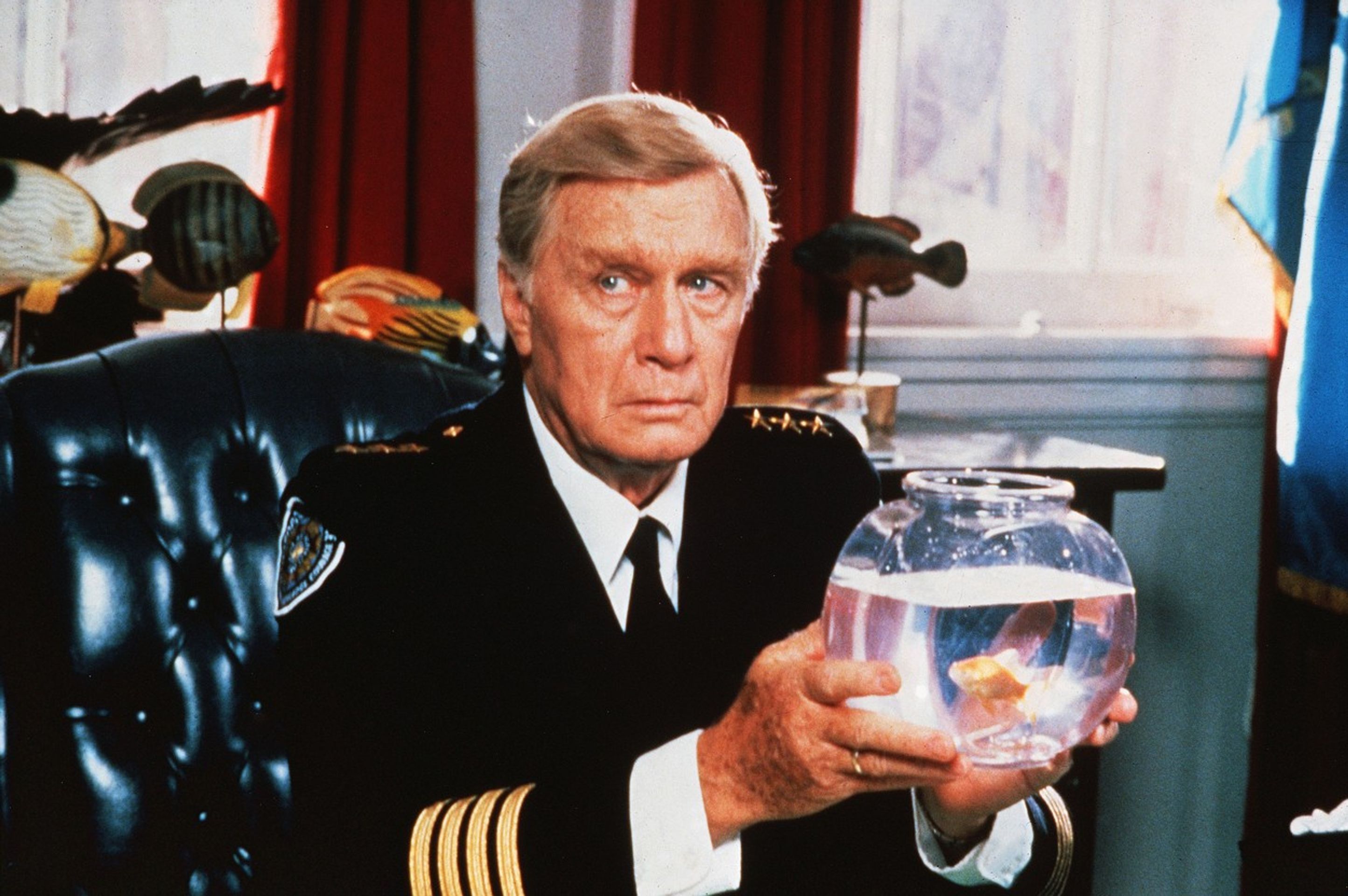 George Gaynes jako komandant Lassard - GALERIE: Osobnosti, které zemřely v roce 2016 (13/18)