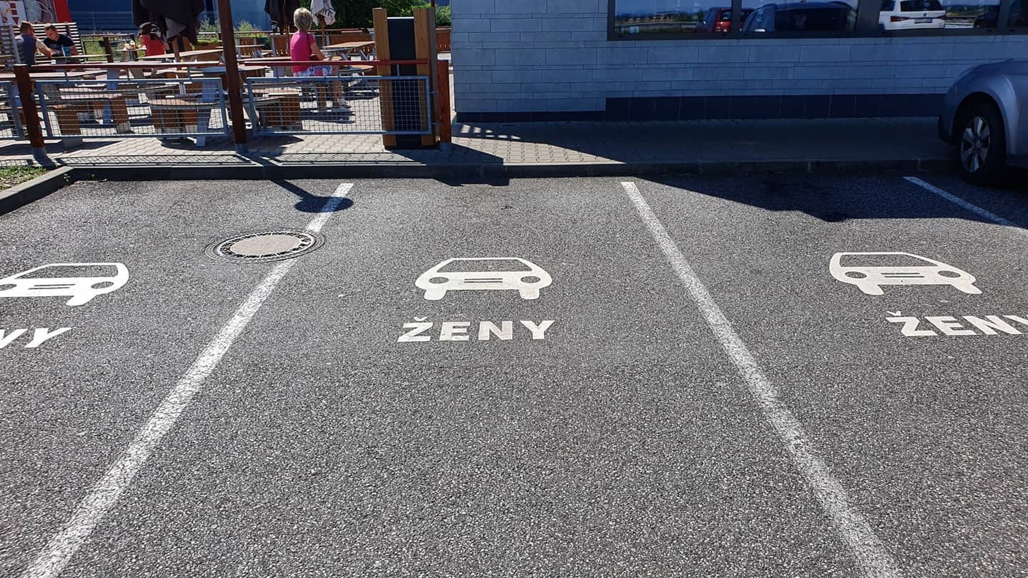 Parkovací místa pro ženy - 1 - GALERIE: Parkovací místa pro ženy (4/4)
