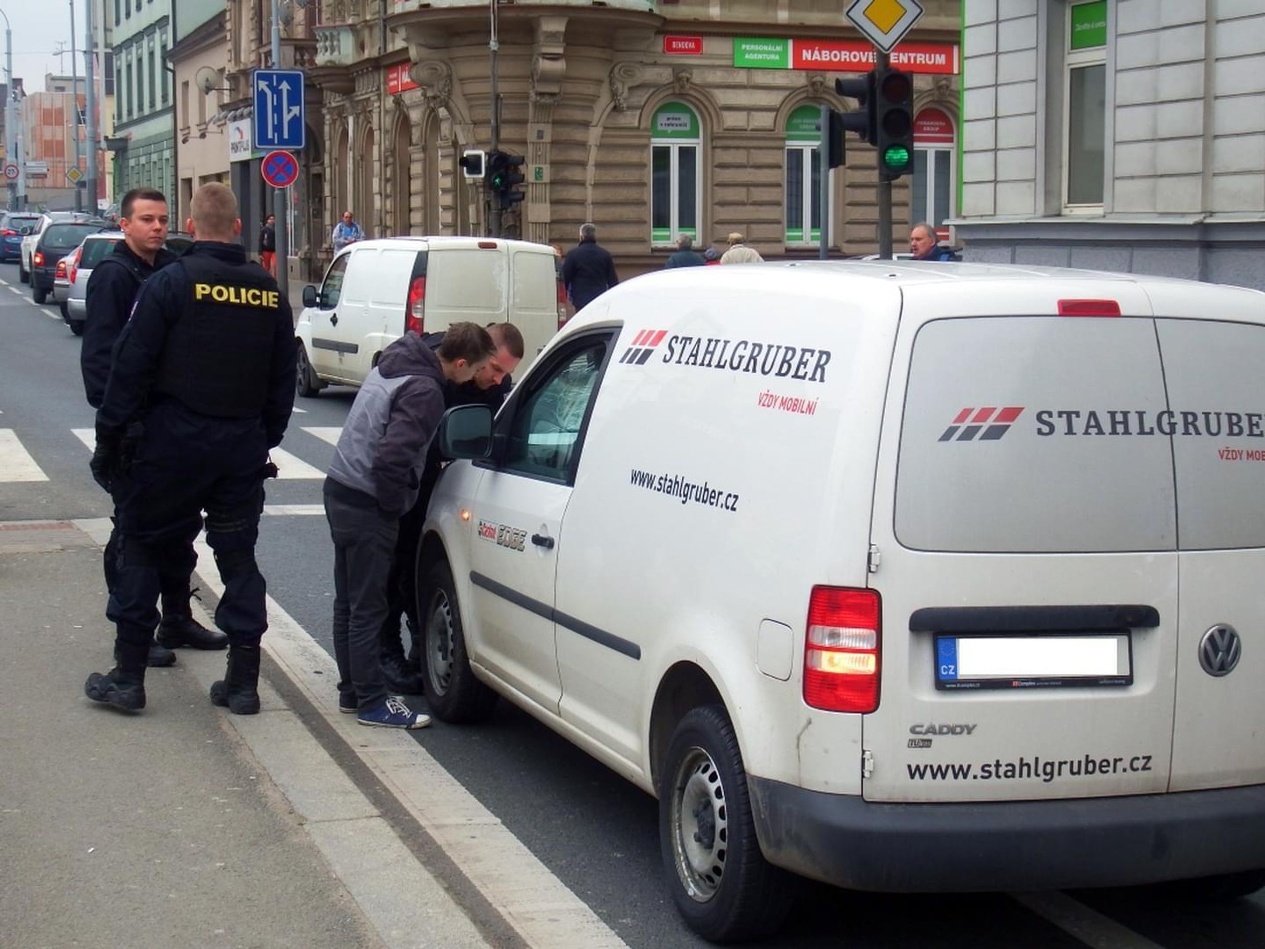 Muže srazilo auto, když dobíhal tramvaj - 3 - GALERIE: Muže srazilo auto, když dobíhal tramvaj (3/9)