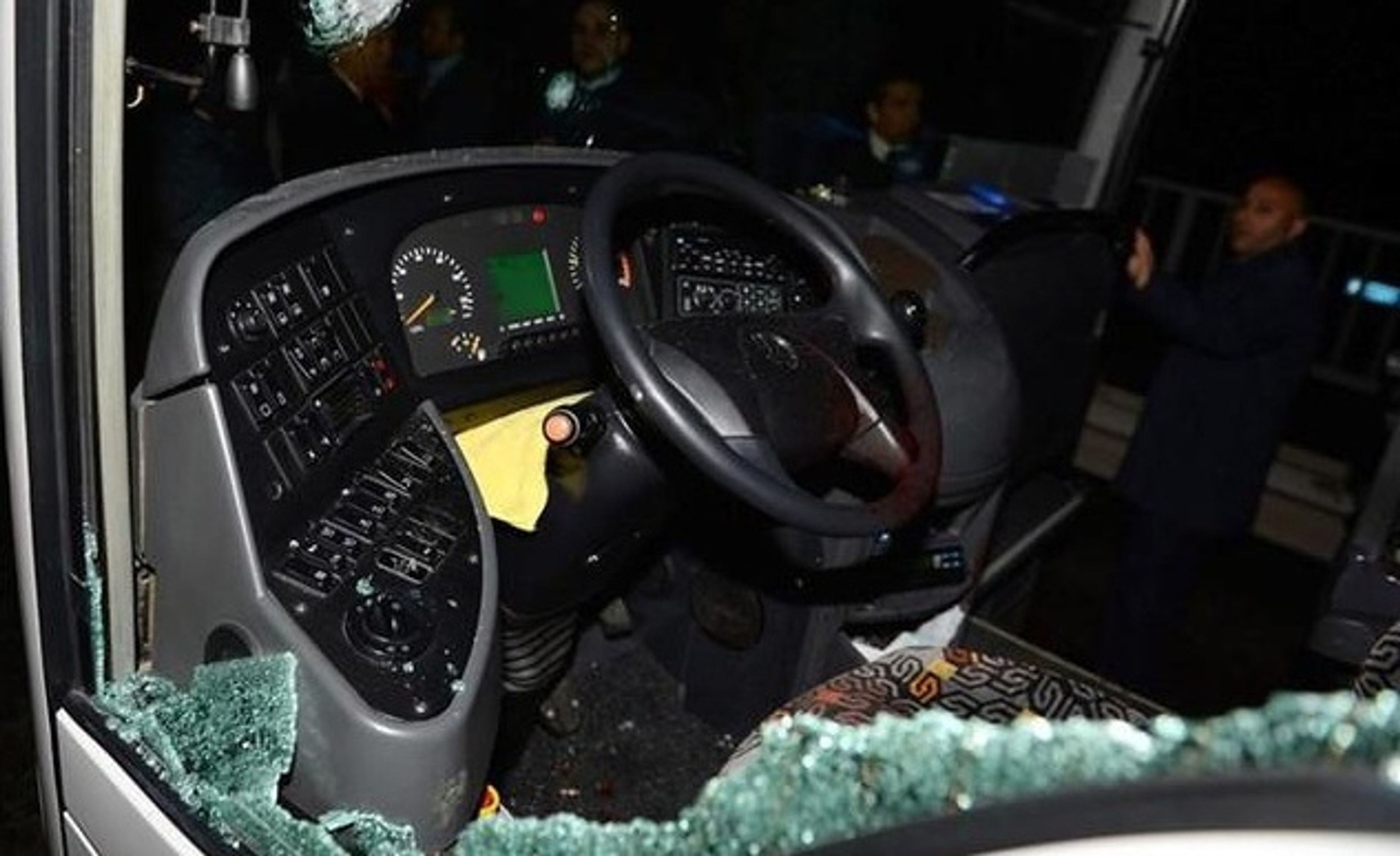 Útok na autobus 1 - Fotogalerie: Autobus Fenerbahce znovu napadli výtržníci (1/6)