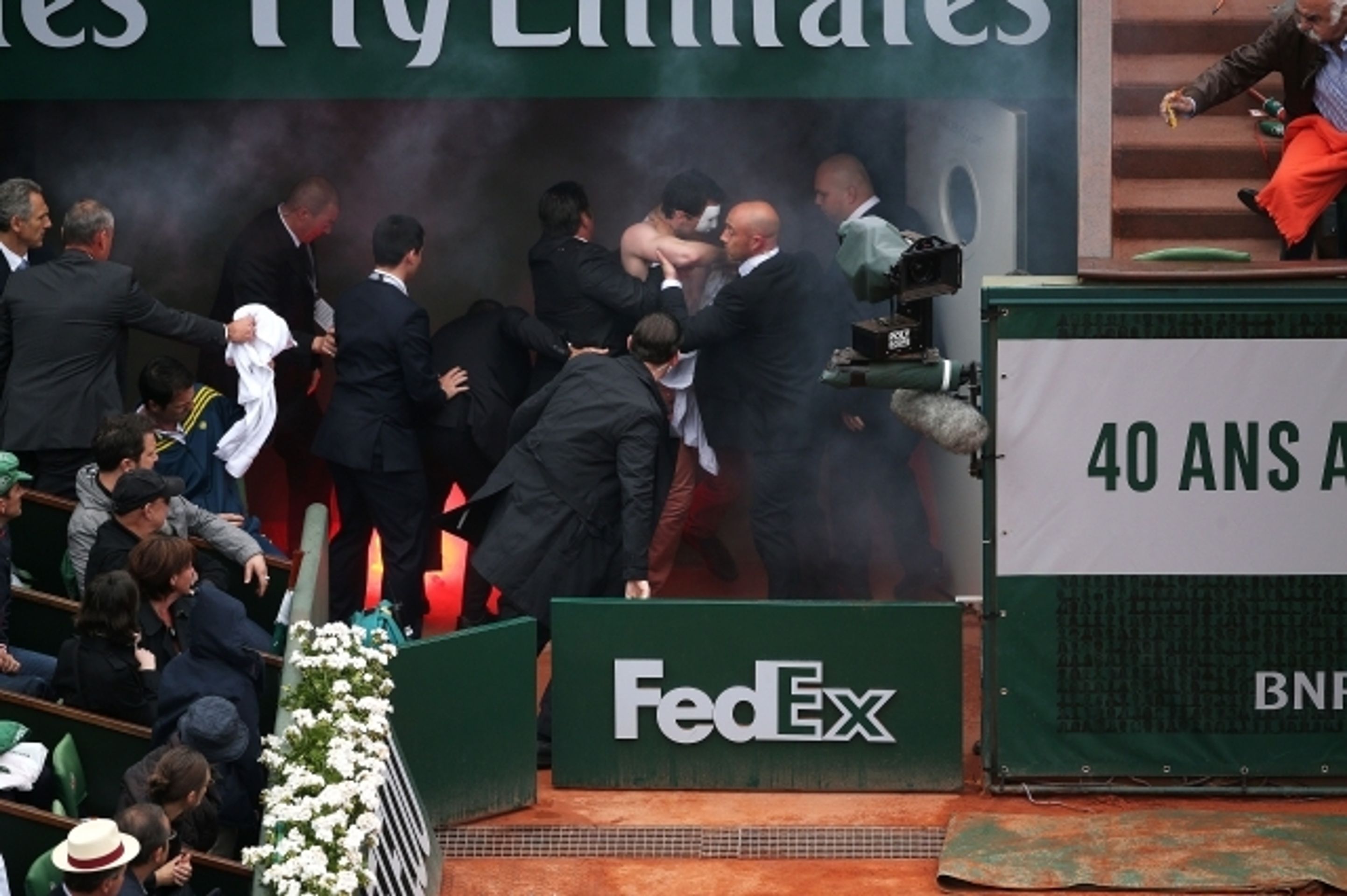 Narušitel s ohněm na French Open - 2 - GALERIE: Oheň a dýmovnice na French Open (4/15)