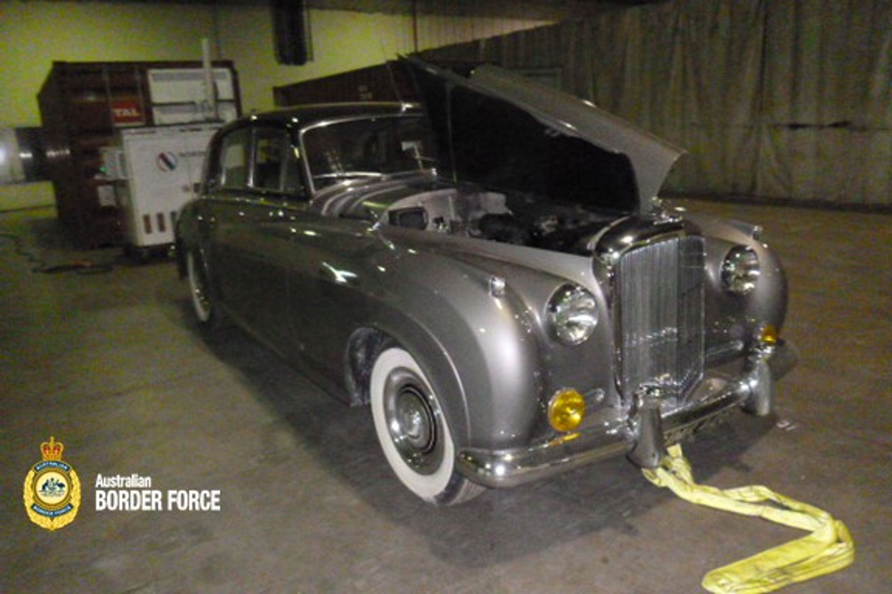 Bentley z roku 1960 ukrývalo balíky drog - Do Bentley z roku 1960 pašeráci ukryli desítky kilogramů drog (3/6)