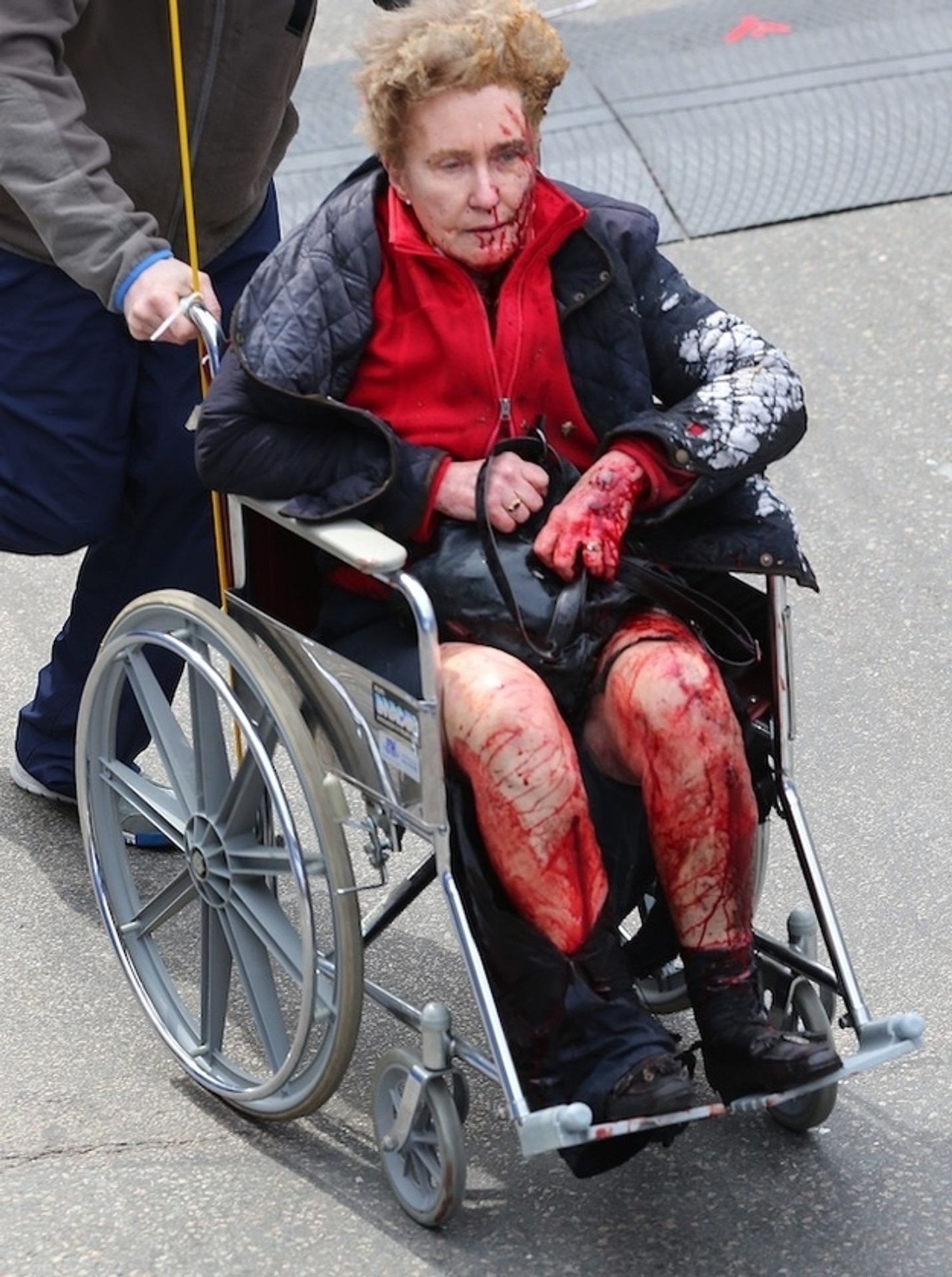 Výbuchy na maratonu v Bostonu krvavě zraňovaly - 11 - GALERIE: Výbuchy na maratonu v Bostonu (6/20)