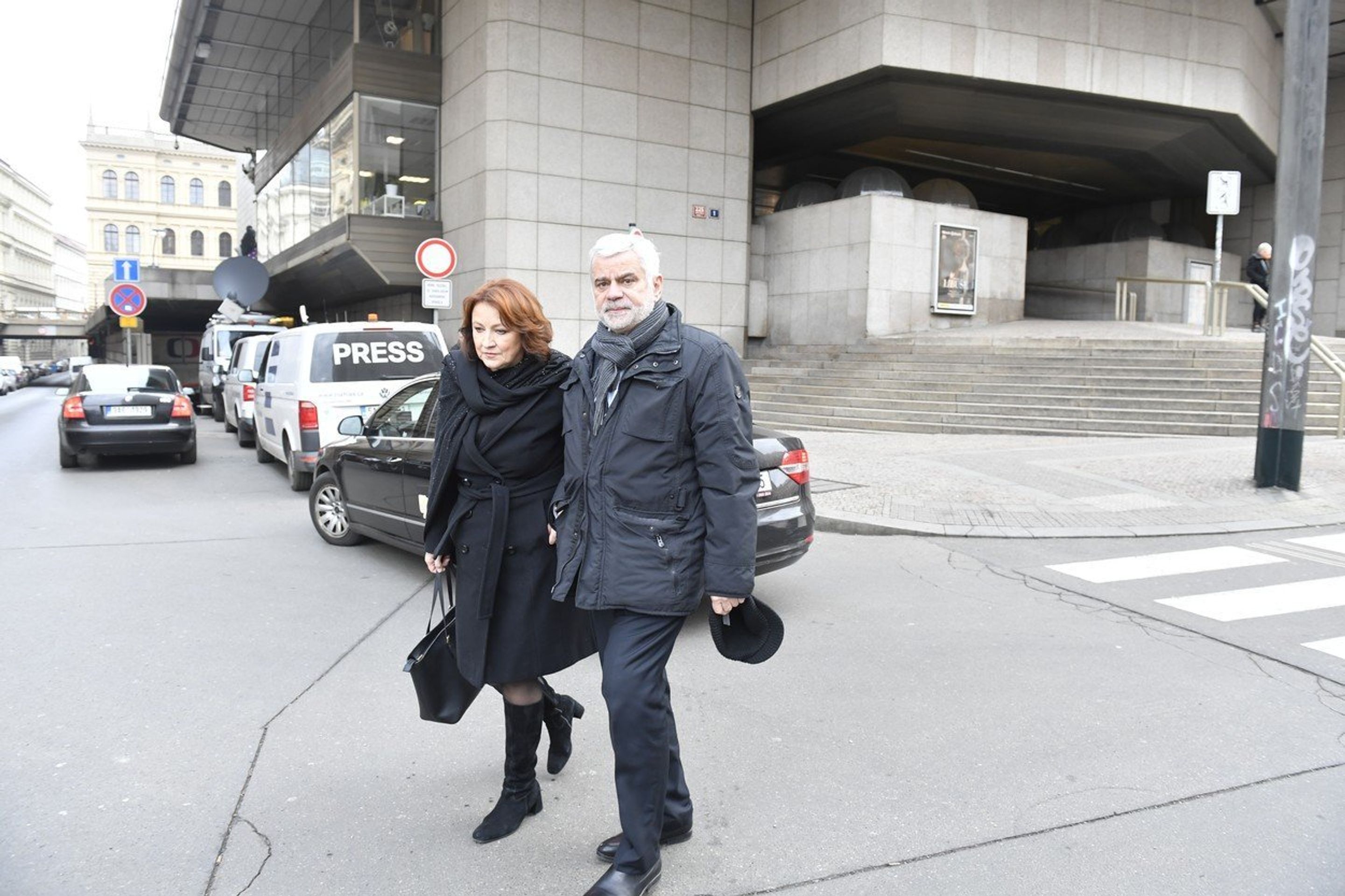 Slavné osobnosti se rozloučily s hercem Luďkem Munzarem - Petr Štěpánek a Zlata Adamovská - GALERIE: Lidé se loučí s hercem Luďkem Munzarem (3/40)