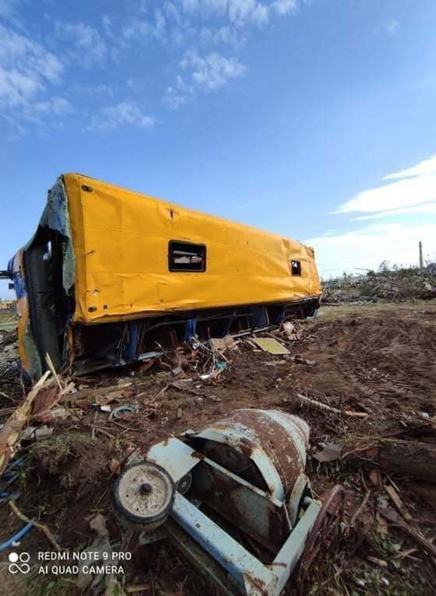 Autobus zasažený tornádem - 6 - GALERIE: Autobus strhlo tornádo, zraněná Bára šla pro pomoc (1/6)