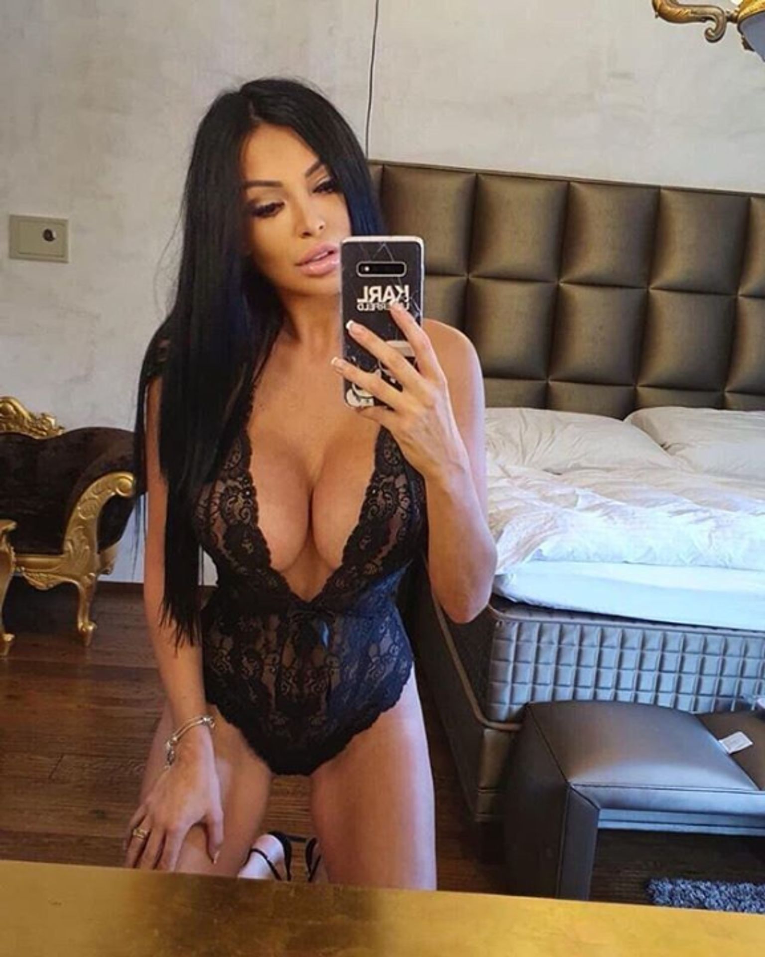 Bývalá přítelkyně Karlose Vémoly Denise Ayverdi - GALERIE: Sexy kamarádky si užívají s Vémolou na pánské jízdě (1/7)