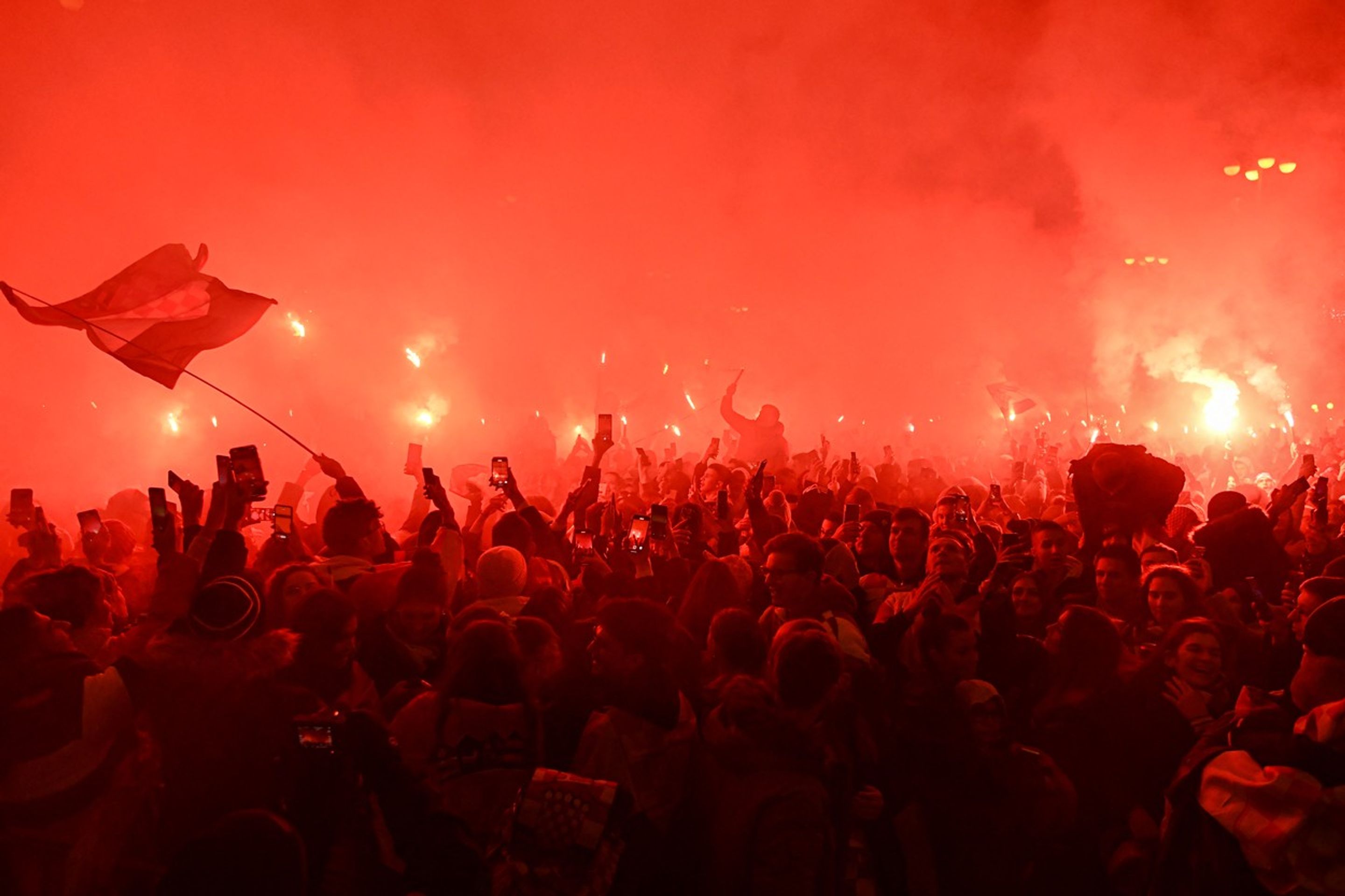 Oslavy chorvatských fanoušků v centru Záhřebu - Chorvatští fanoušci slaví v centru Záhřebu (3/4)