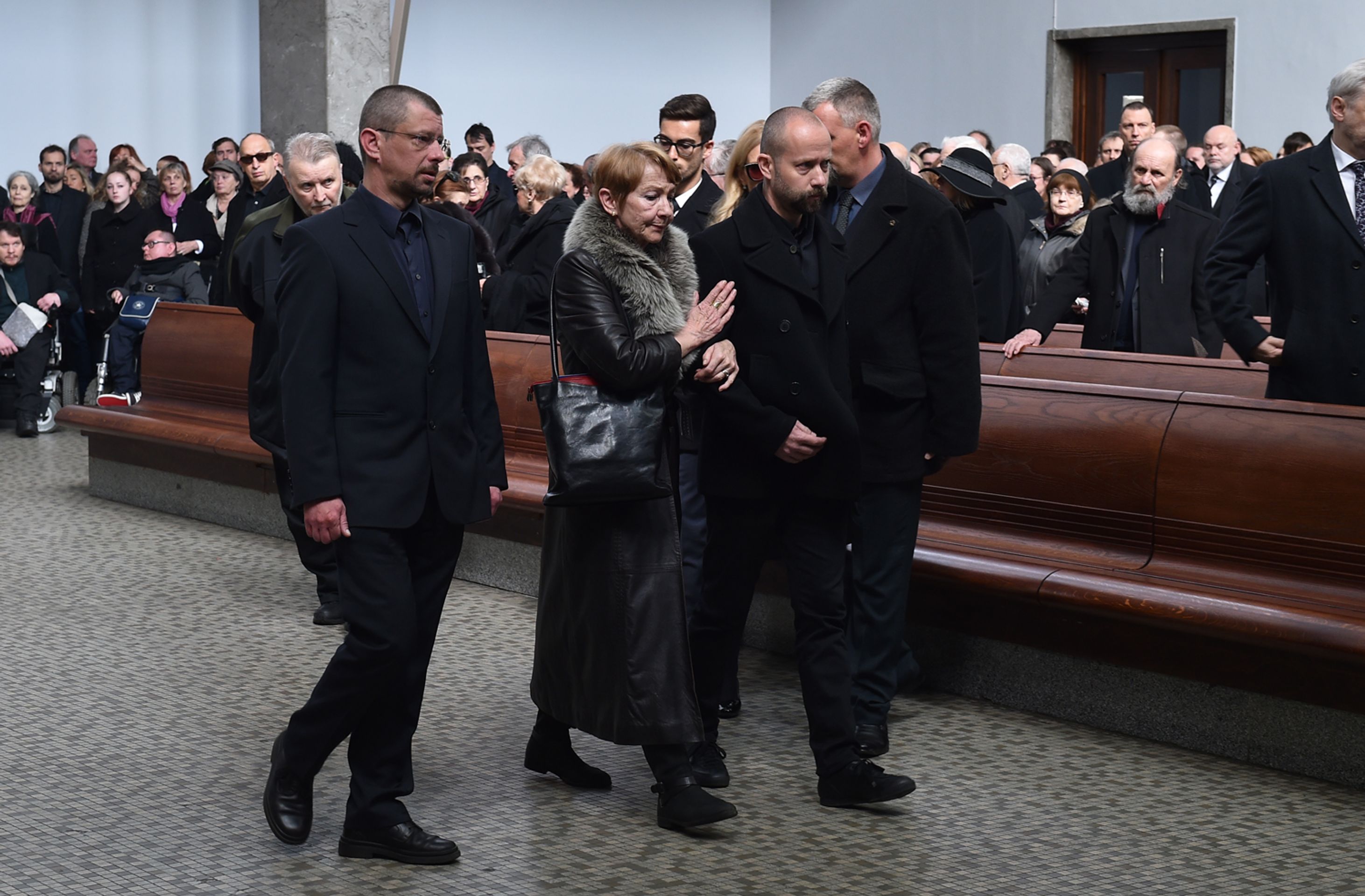 Rozloučení s Jiřím Ornestem - Daniela Kolářová se syny - GALERIE: Rozloučení s Jiřím Ornestem (35/39)
