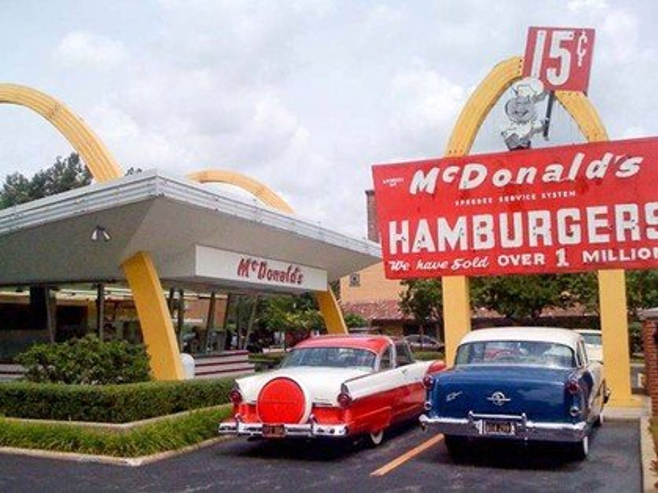 Nejstarší McDonald's - GALERIE: Nejstarší McDonald´s na světě! Takhle vypadal nejznámější fast food před 50 lety (8/9)