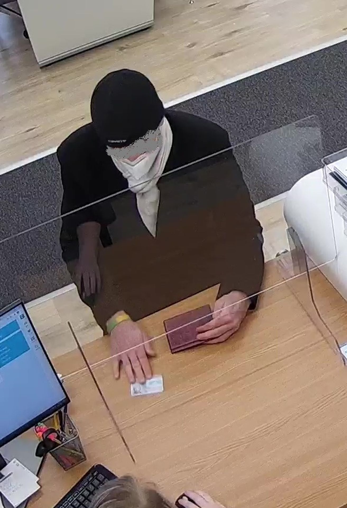 Mistr převleků si z bank odnesl milion korun - 12 - GALERIE: Podvodník si z bank odnesl přes milion (7/9)