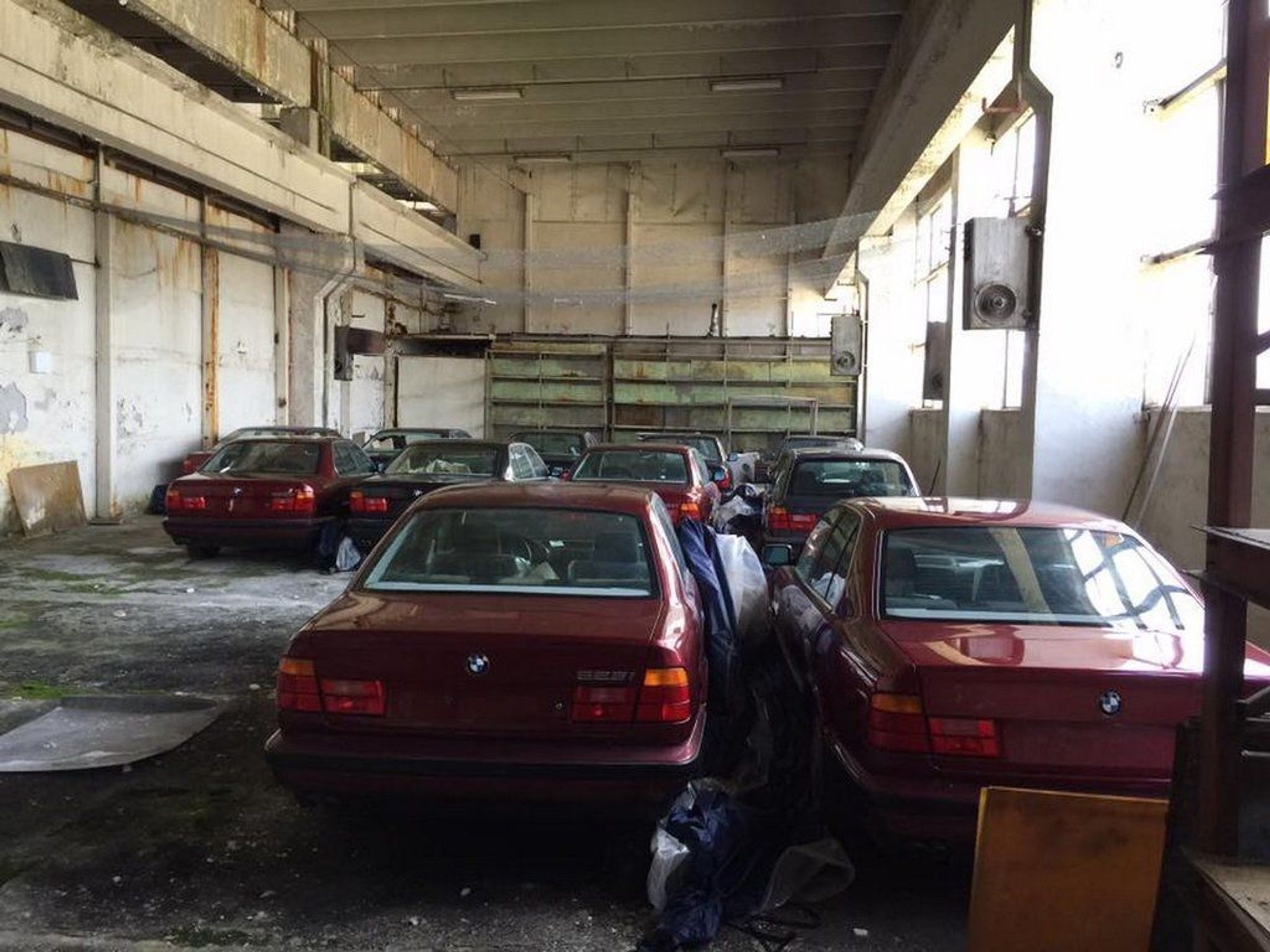 Sklad 25 let ukrýval 11 vozů BMW řady 5 - 33 - Fotogalerie: V bulharském skladu se 25 let skrýval poklad (3/16)