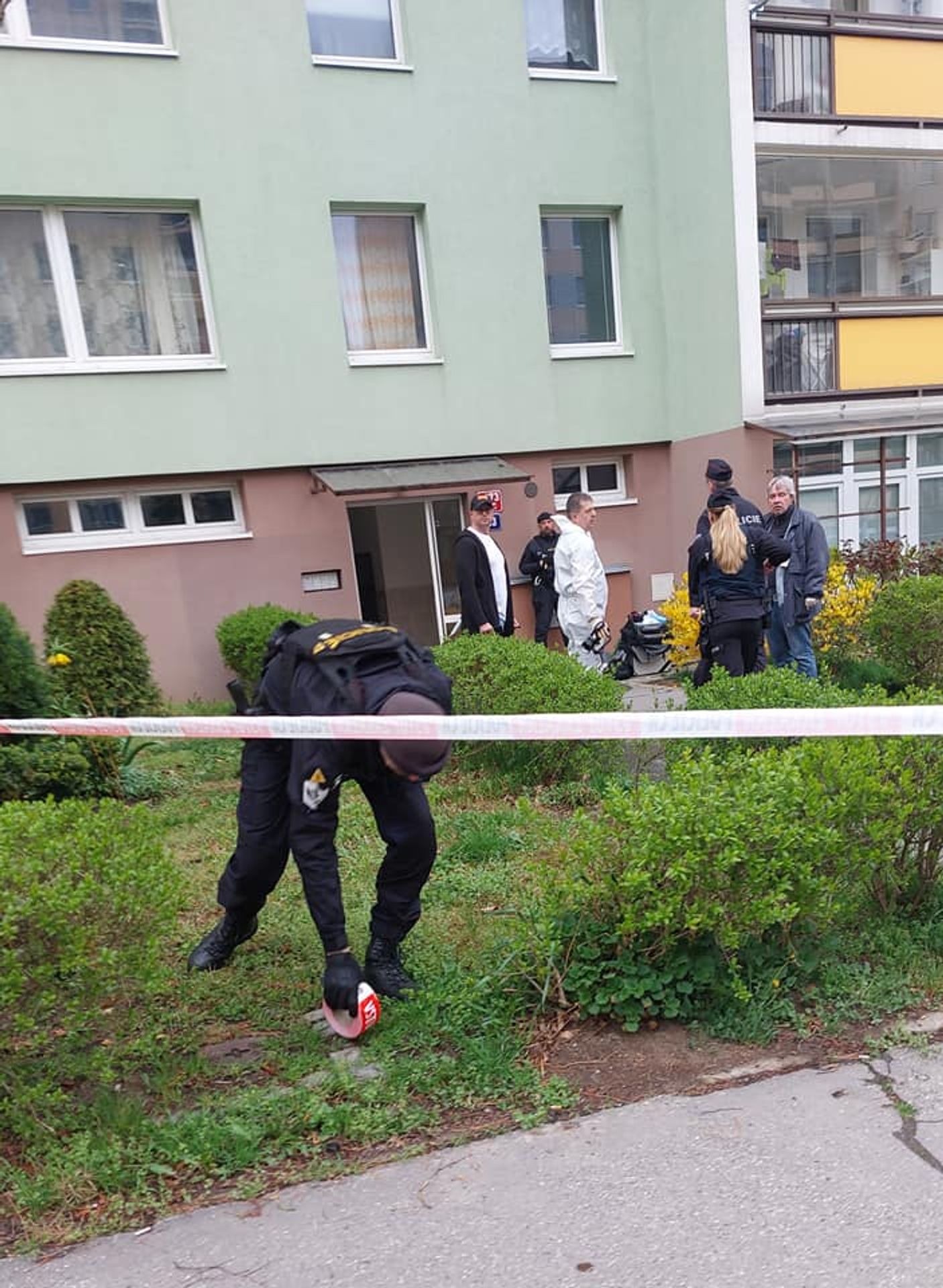Zásah v ulici Brodského na Chodově (2) - Policejní pátrání v souvislosti s vraždou na Chodově (2/7)