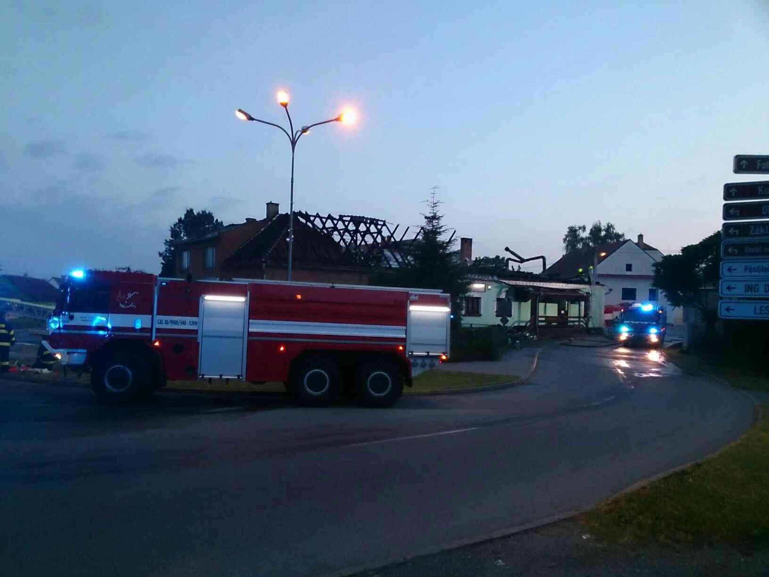 Noční požár hospody v Cetkovicích na Blanensku - 12 - GALERIE: Noční požár hospody v Cetkovicích na Blanensku (9/20)