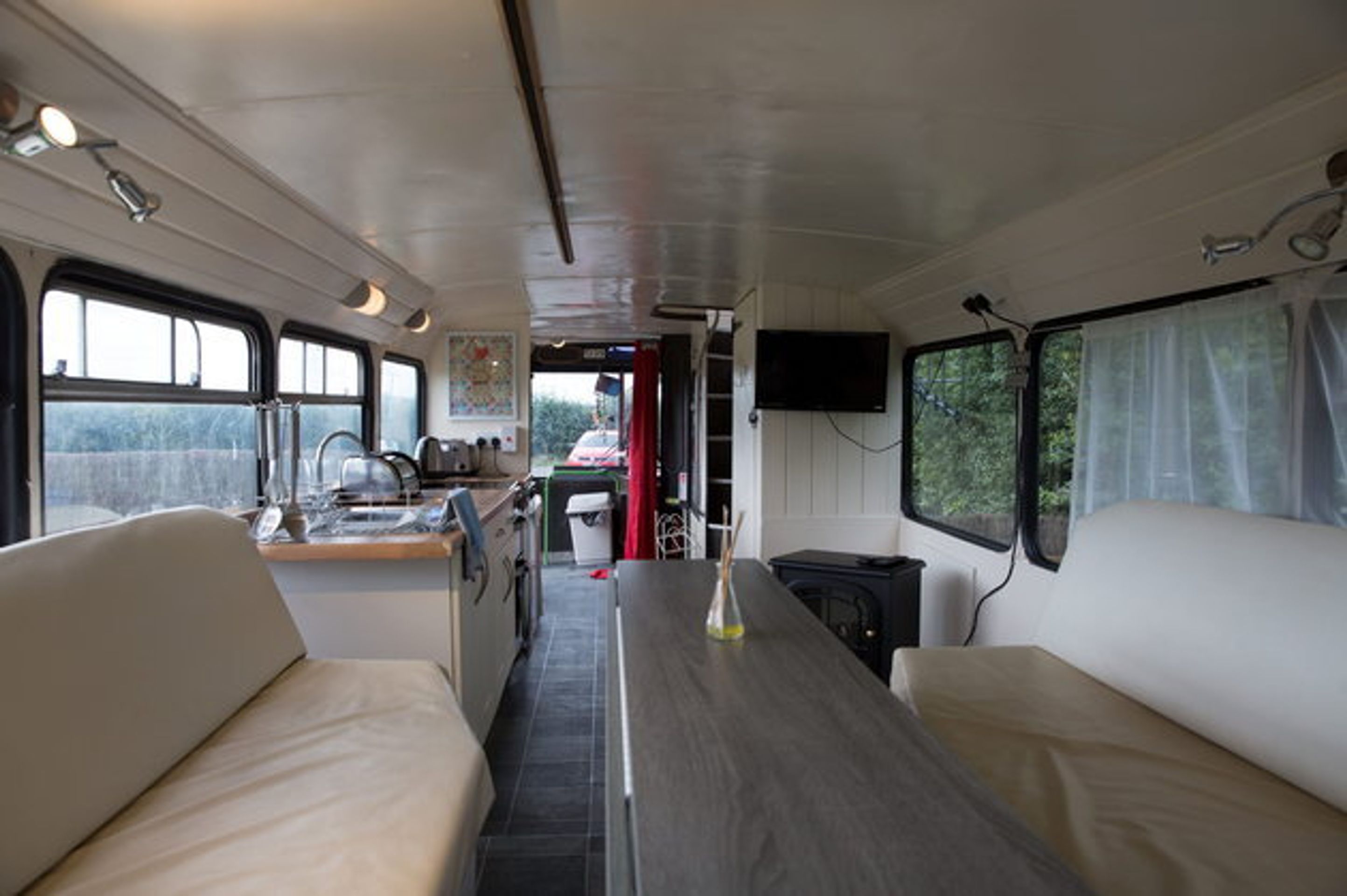 Bydlení v autobuse - 2 - GALERIE: Přestavba autobusu na luxusní bydlení (2/10)