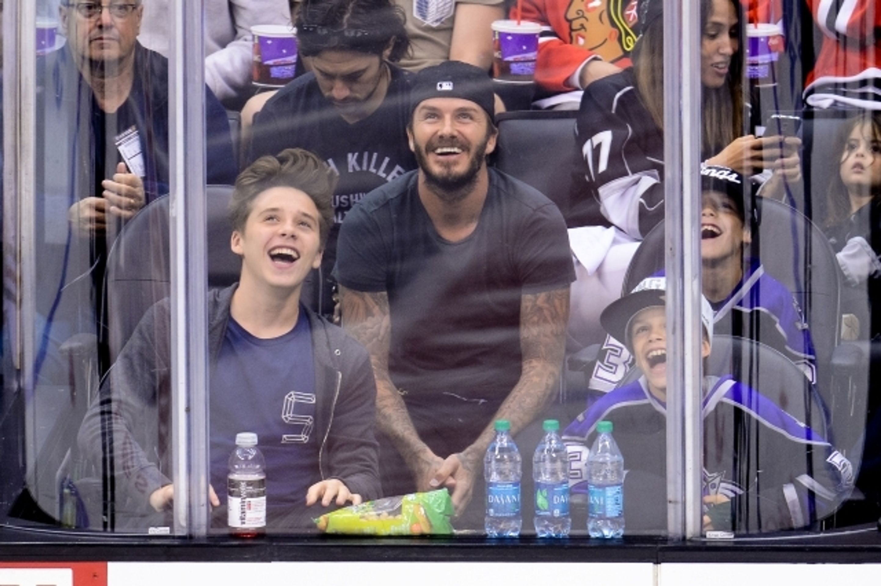 Beckhamovi na LA Kings - 9 - GALERIE: David Beckham vyrazil na Stanley Cup se svými syny (10/10)