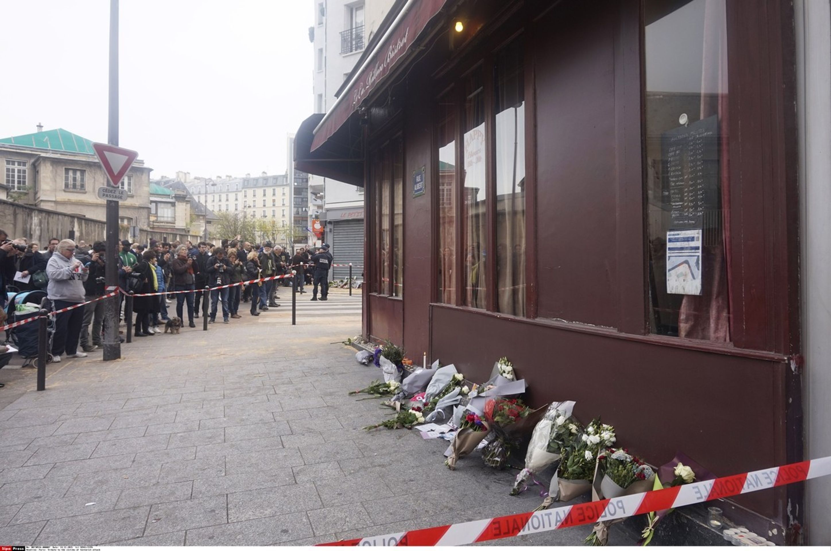 Francie a svět truchlí za oběti útoků - 6 - GALERIE: Paříž a svět truchlí, strach obchází Evropu (9/12)