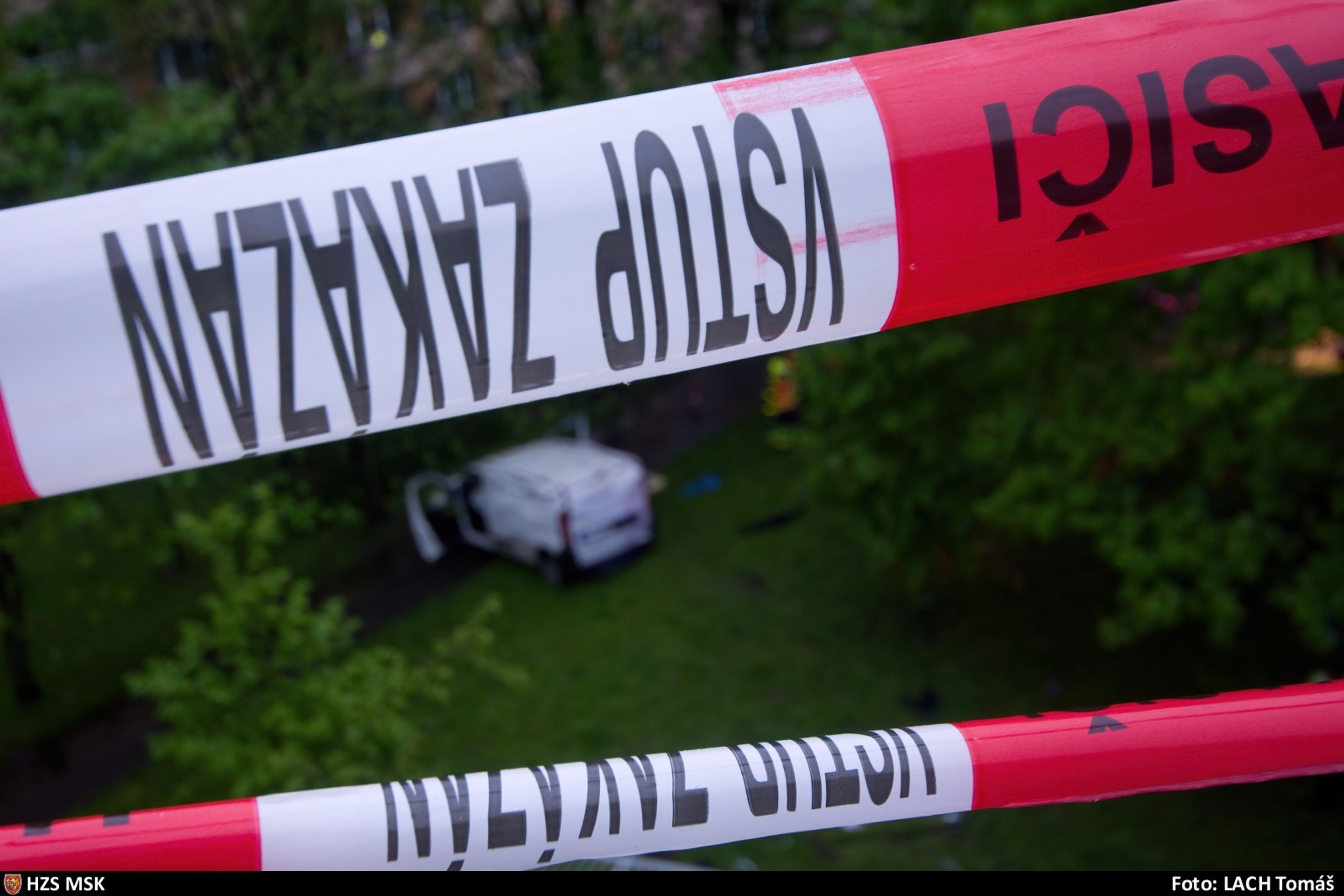 Auto po nehodě v Ostravě prorazilo zábradlí a spadlo z mostu - 7 - GALERIE: Auto v Ostravě prorazilo zábradlí a spadlo z mostu (2/7)