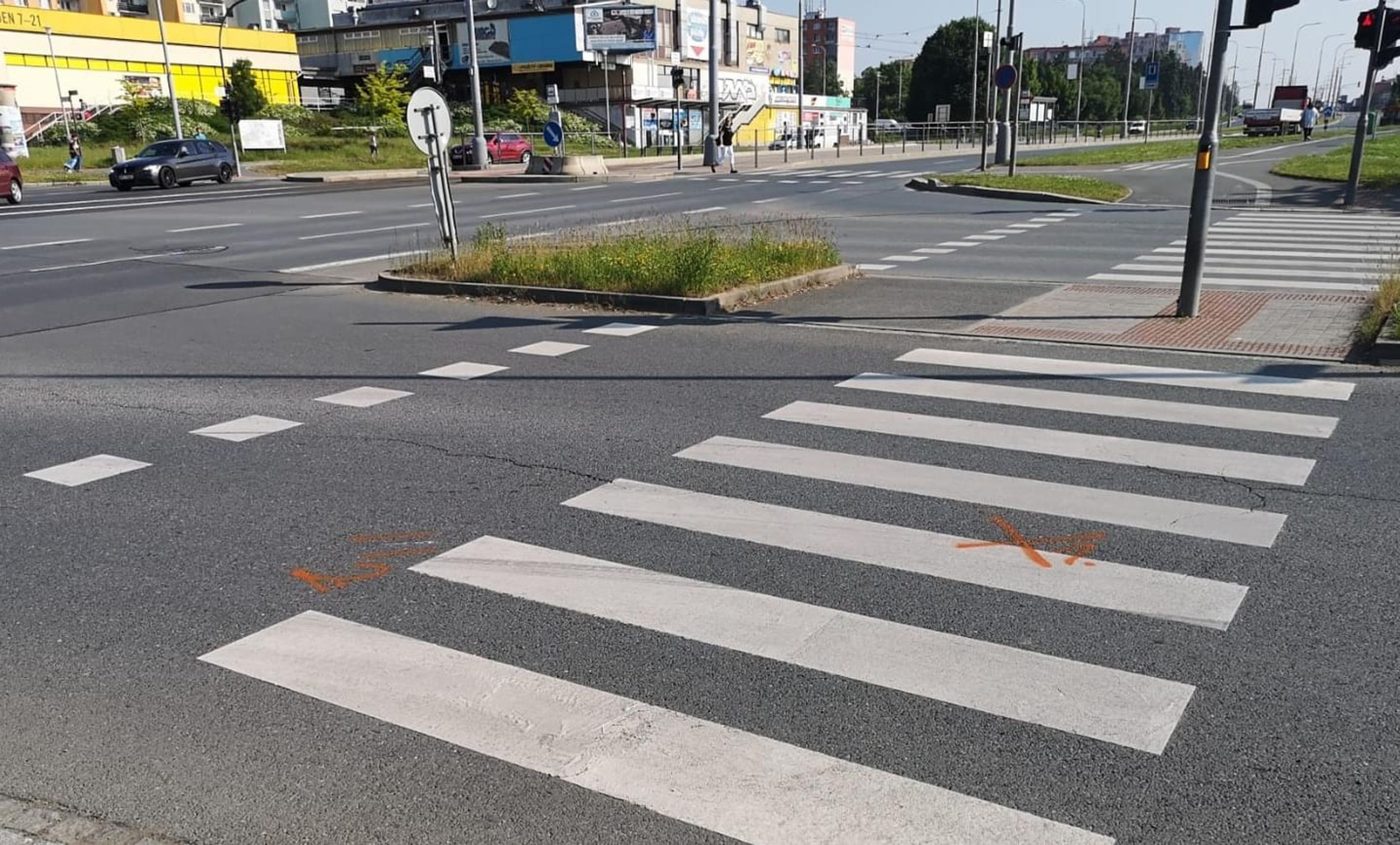 Řidič srazil dvě dívky z elekrické koloběžky - 1 - GALERIE: Řidič srazil dvě dívky z elekrické koloběžky (1/5)