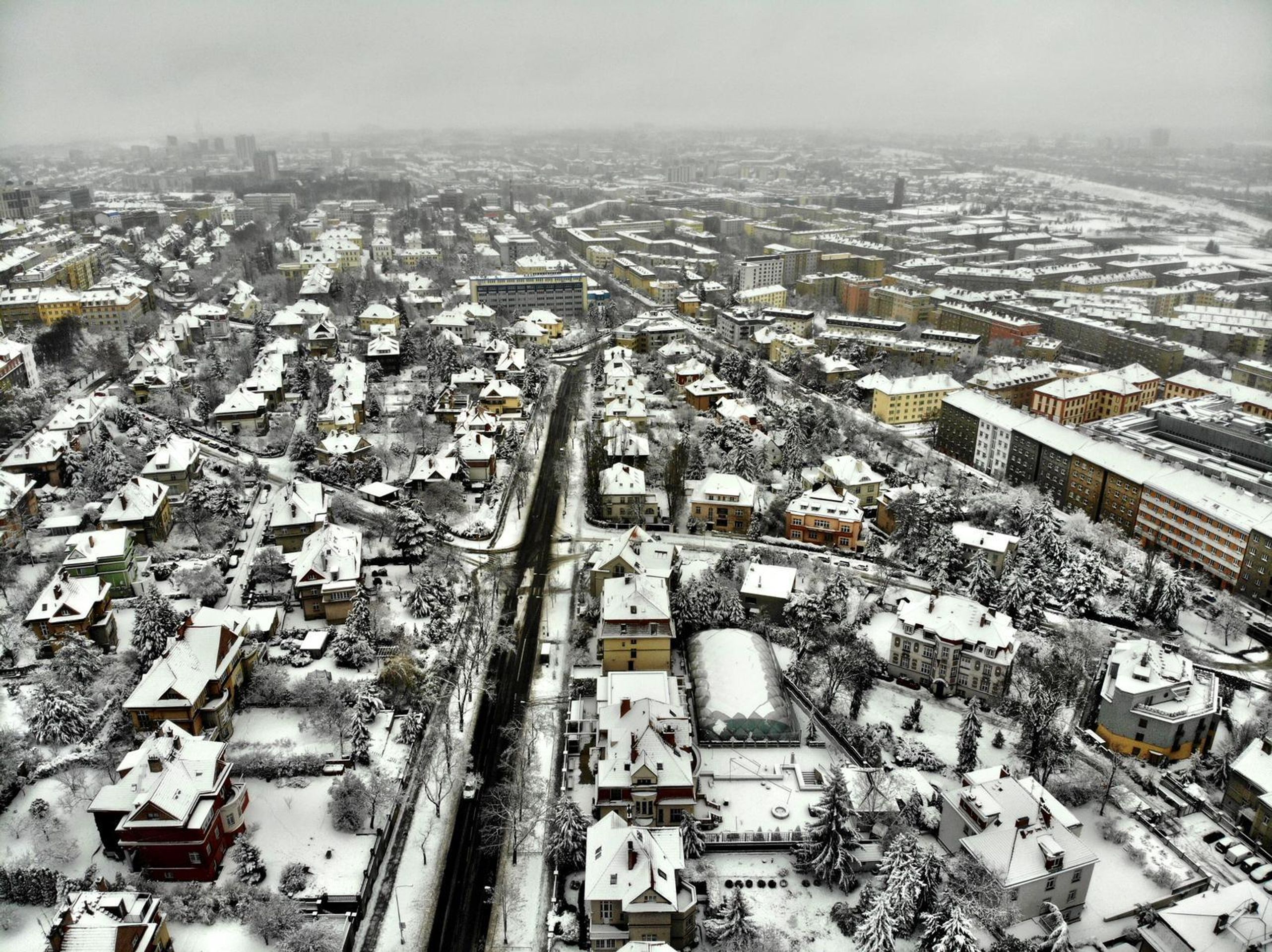 Zasněžená Praha ze vzduchu - 4 - GALERIE: Pohled na zasněženou Prahu ze vzduchu (2/5)