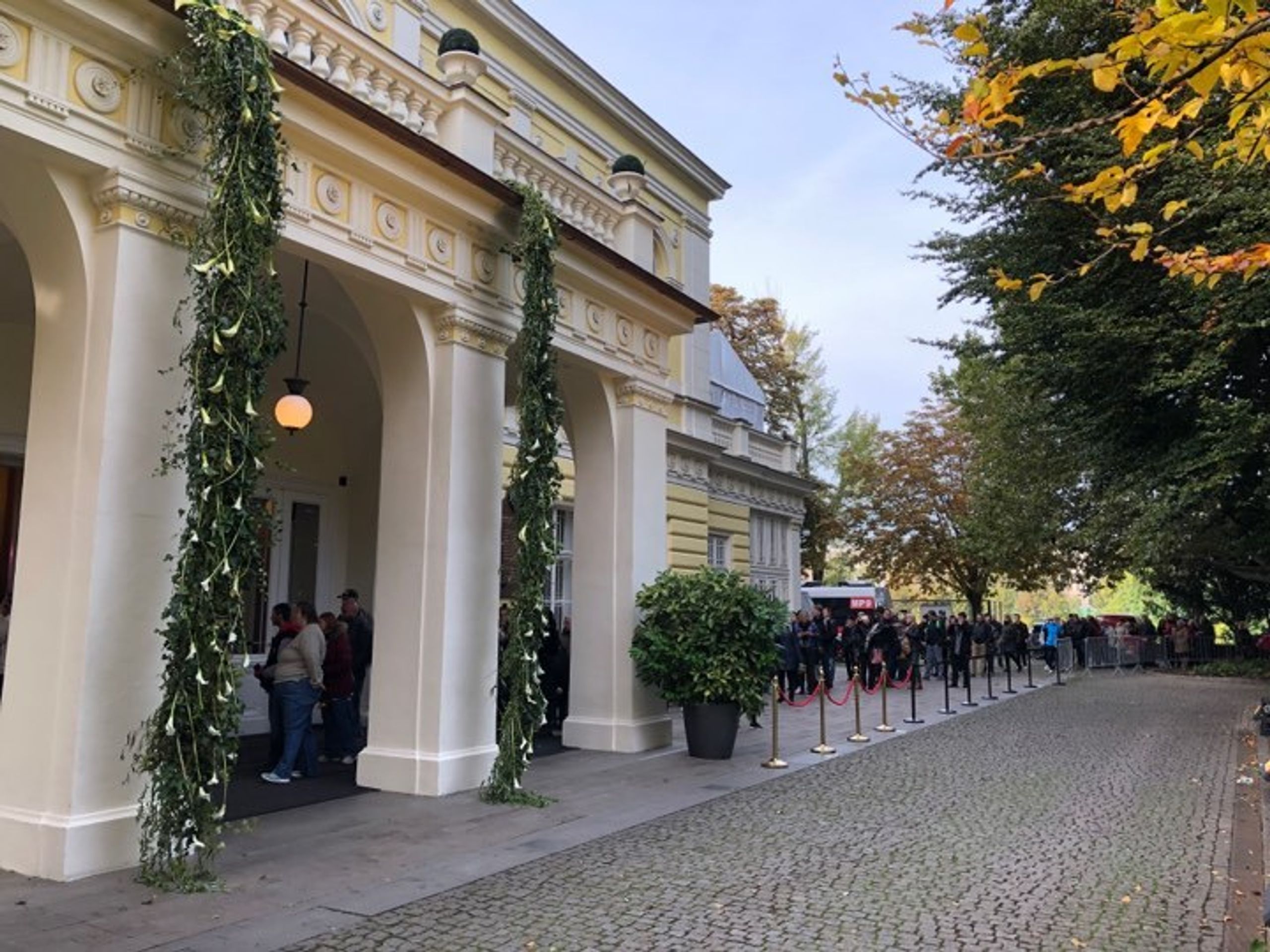 Lidé se loučí v Žofínském paláci s Karlem Gottem - 9 - GALERIE: Loučení s Karlem Gottem na Slovanském ostrově (25/39)