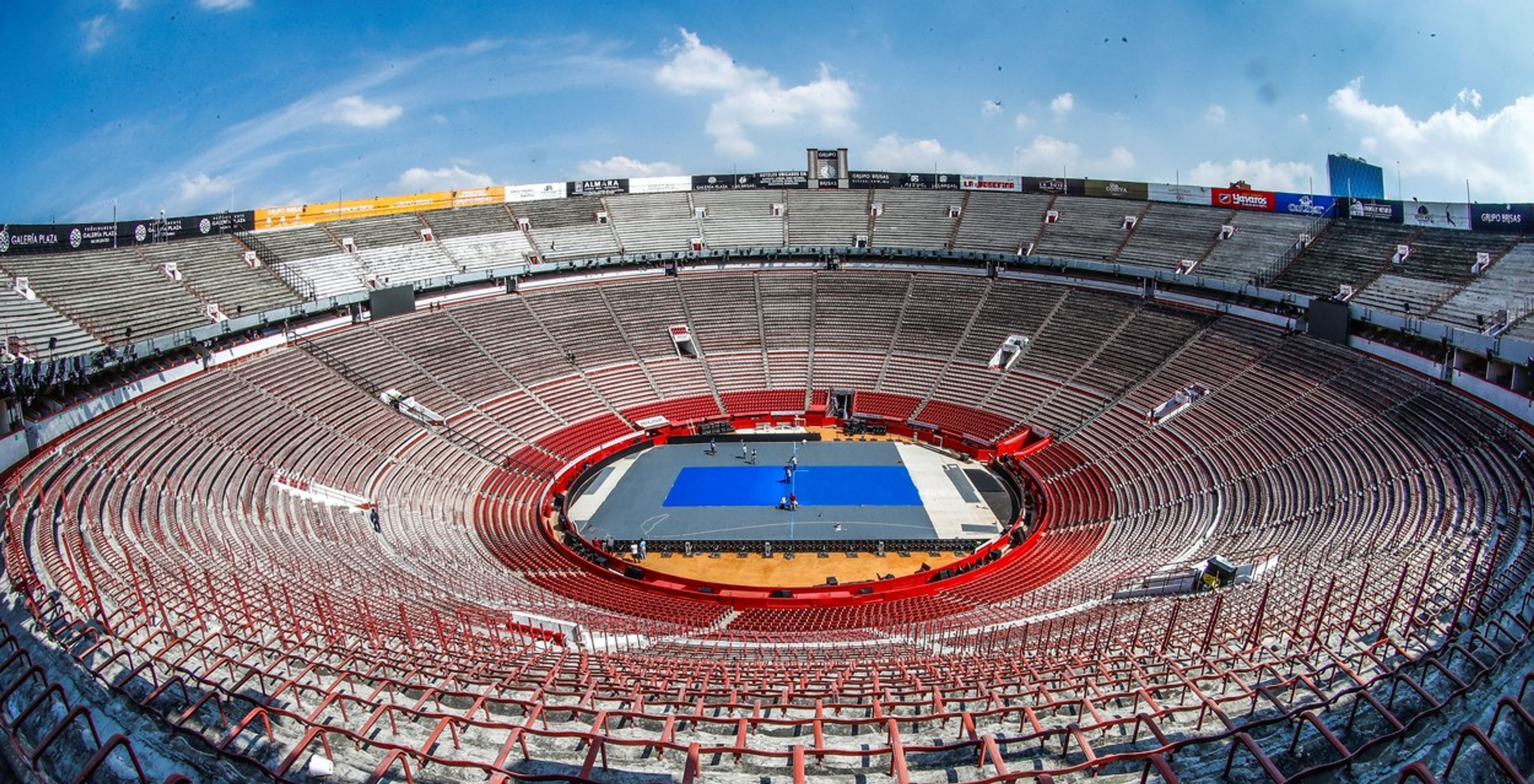 Federer vs. Zverev v býčí aréně v Mexico City - GALERIE: Federer vs. Zverev v býčí aréně v Mexico City (1/3)