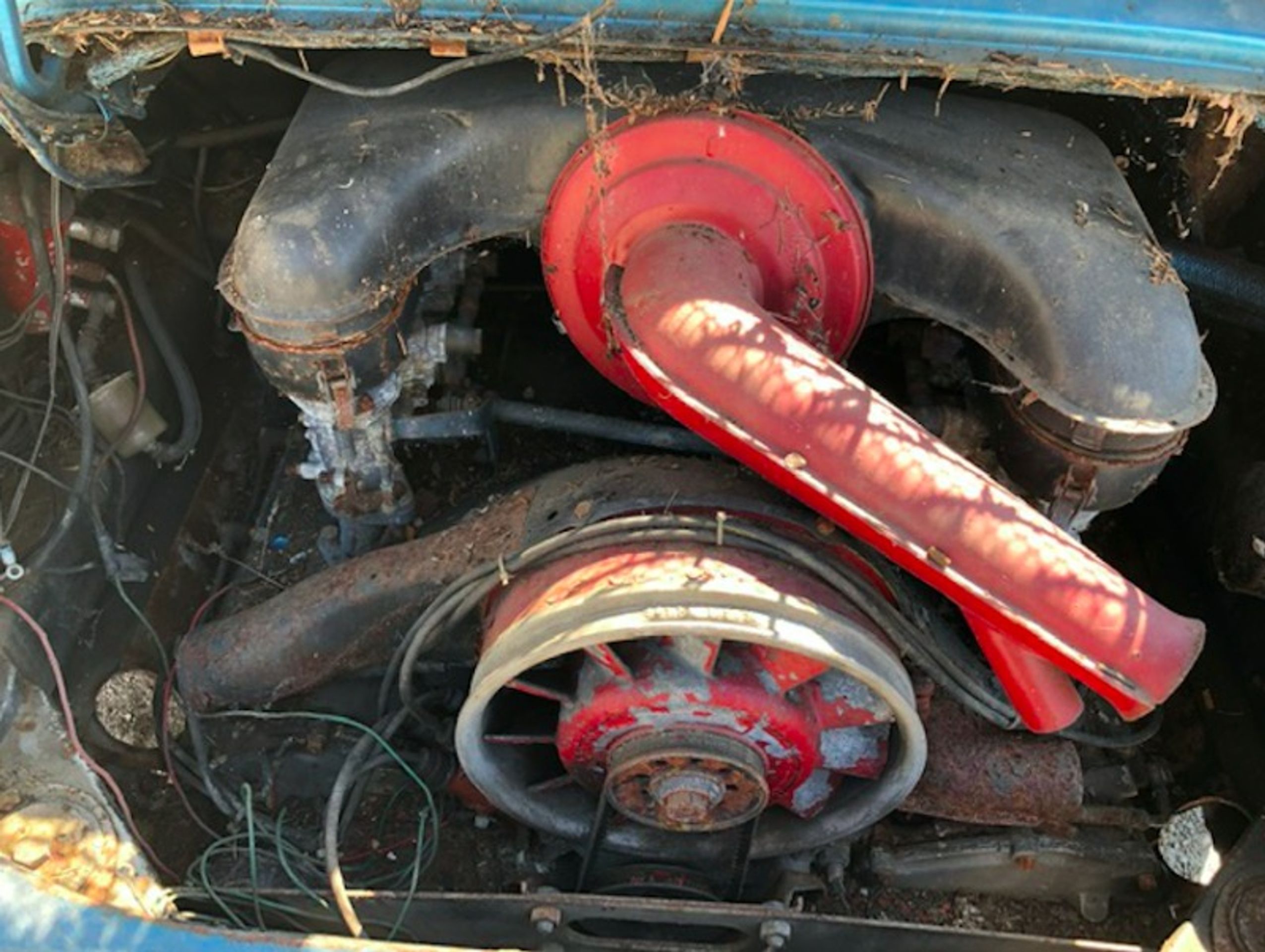 Porsche 911 roky leželo pod rozvalinami garáže - 32 - Fotogalerie: Takhle vytahovali poklad ze sutin (12/15)