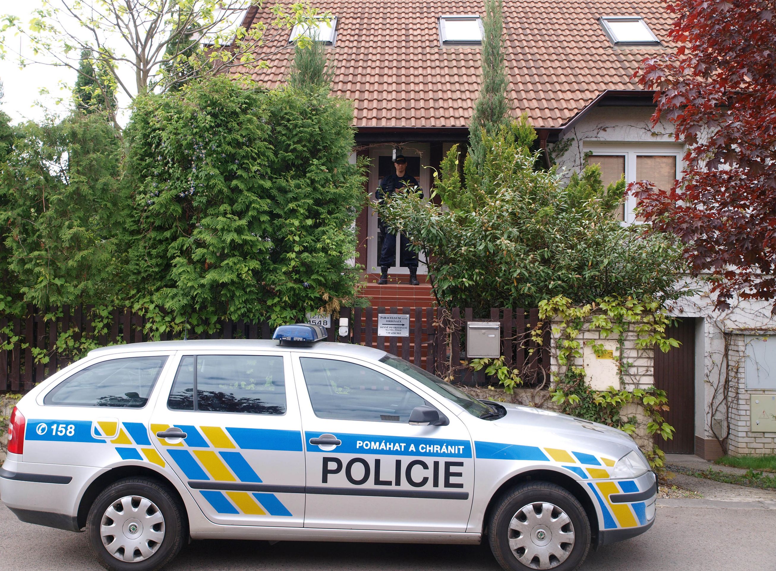 Policie prohledává dům Davida Ratha - 1 - Policie prohledává dům Davida Ratha (1/6)