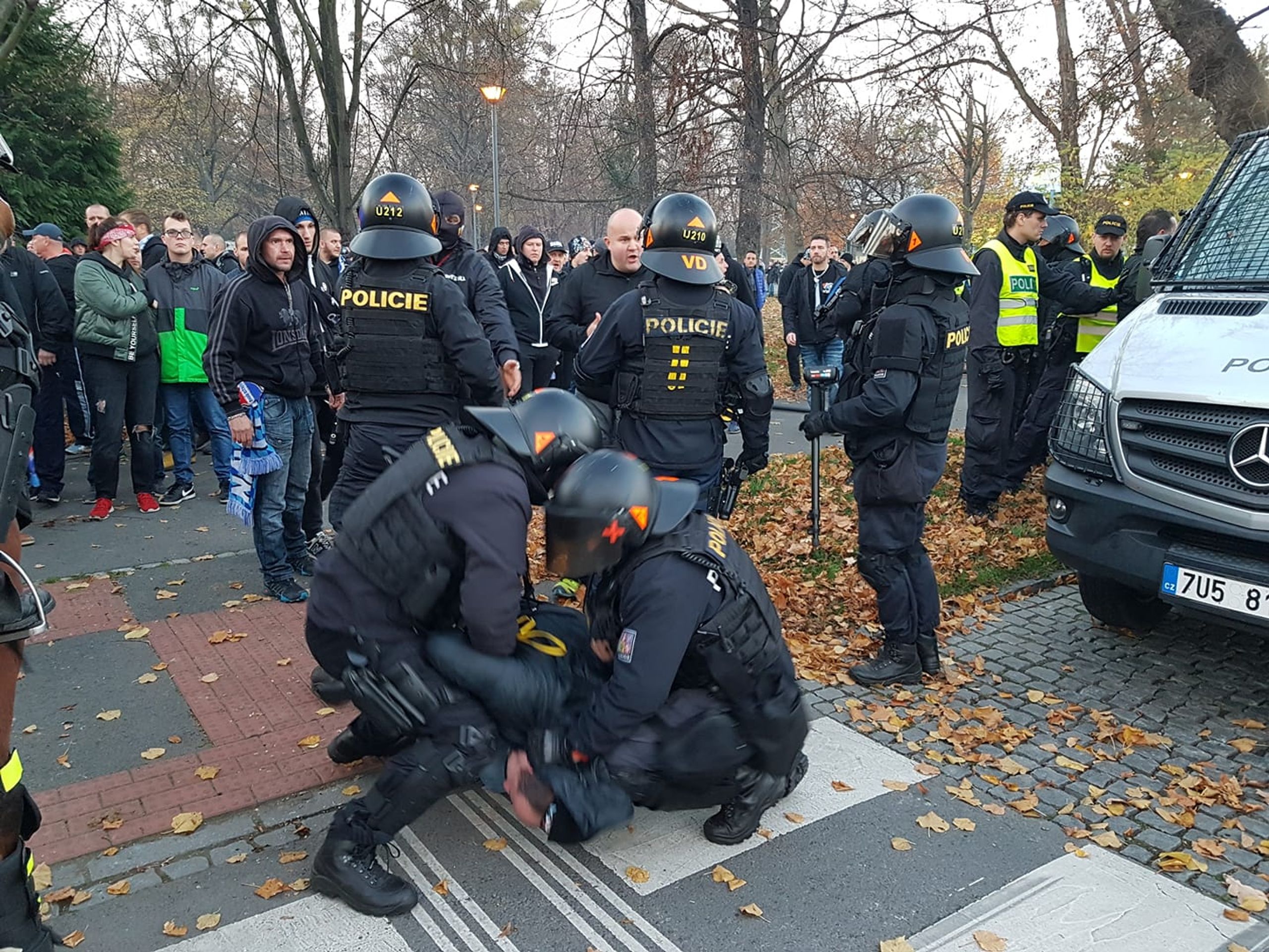 Policie v Opavě zatýká chuligány - GALERIE: Policejní manévry při derby mezi Opavou a Baníkem (3/5)