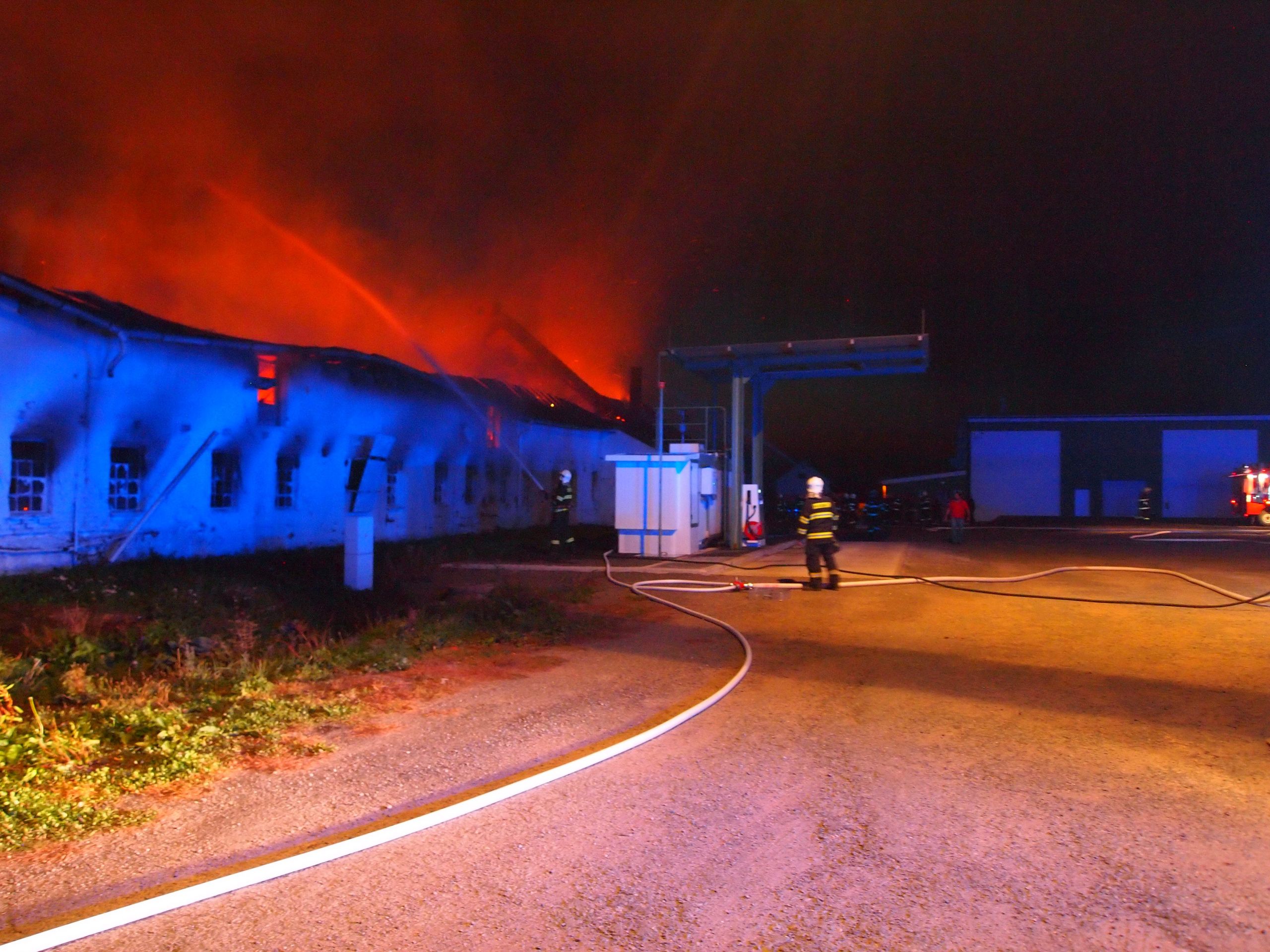S mohutnými plameny bojovalo deset jednotek hasičů - GALERIE: Velký požár skladu na Kutnohorsku (3/5)