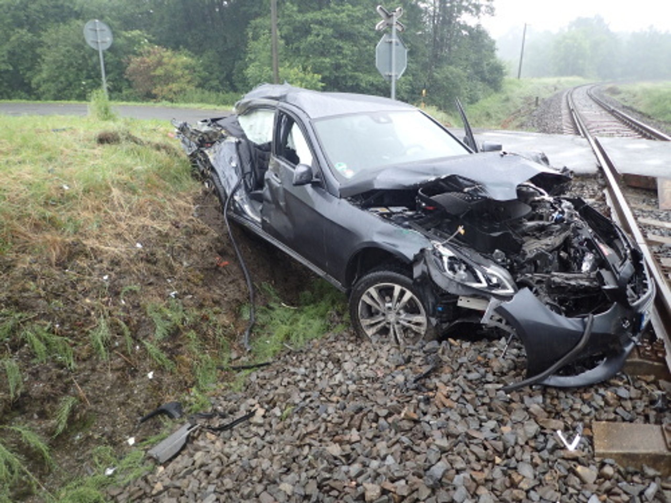 Srážka mercedesu s vlakem na Frýdecko-Místecku - 8 - GALERIE: Srážka auta s vlakem na Frýdecko-Místecku (4/11)