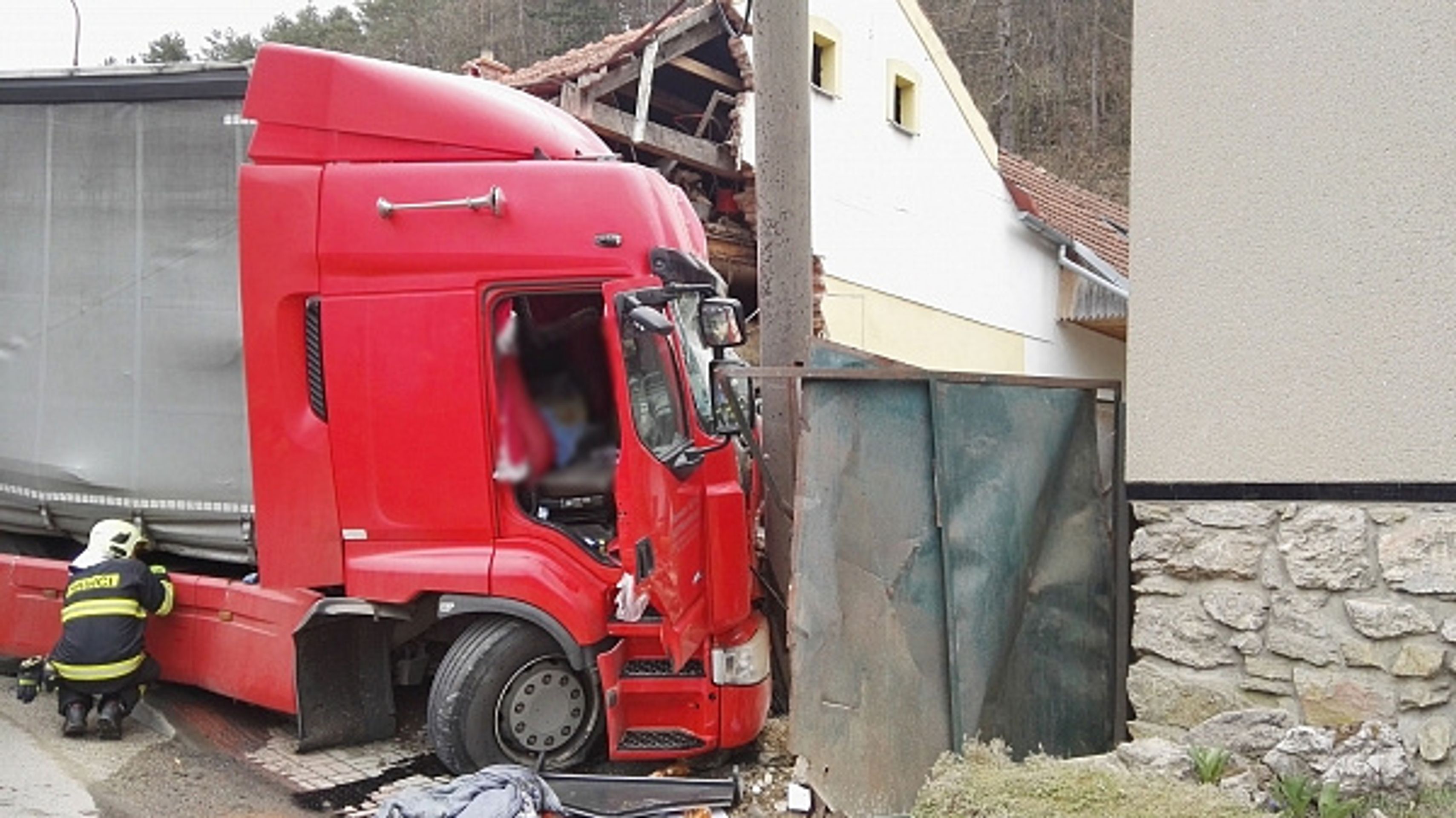 Nehoda kamionu na Blanensku - GALERIE: Kamion na Blanensku naboural rodinný dům (3/3)
