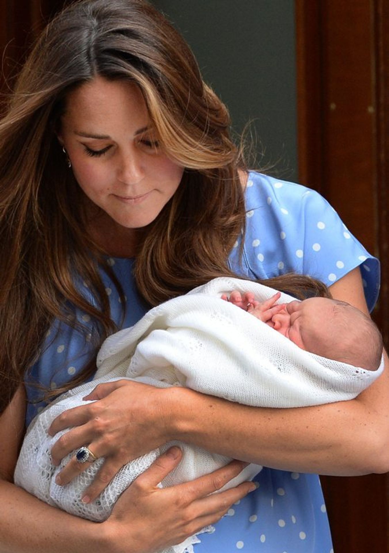 Královské dítě Williama a Kate - 6 - GALERIE: Kate a William ukázali dědice trůnu světu (19/24)