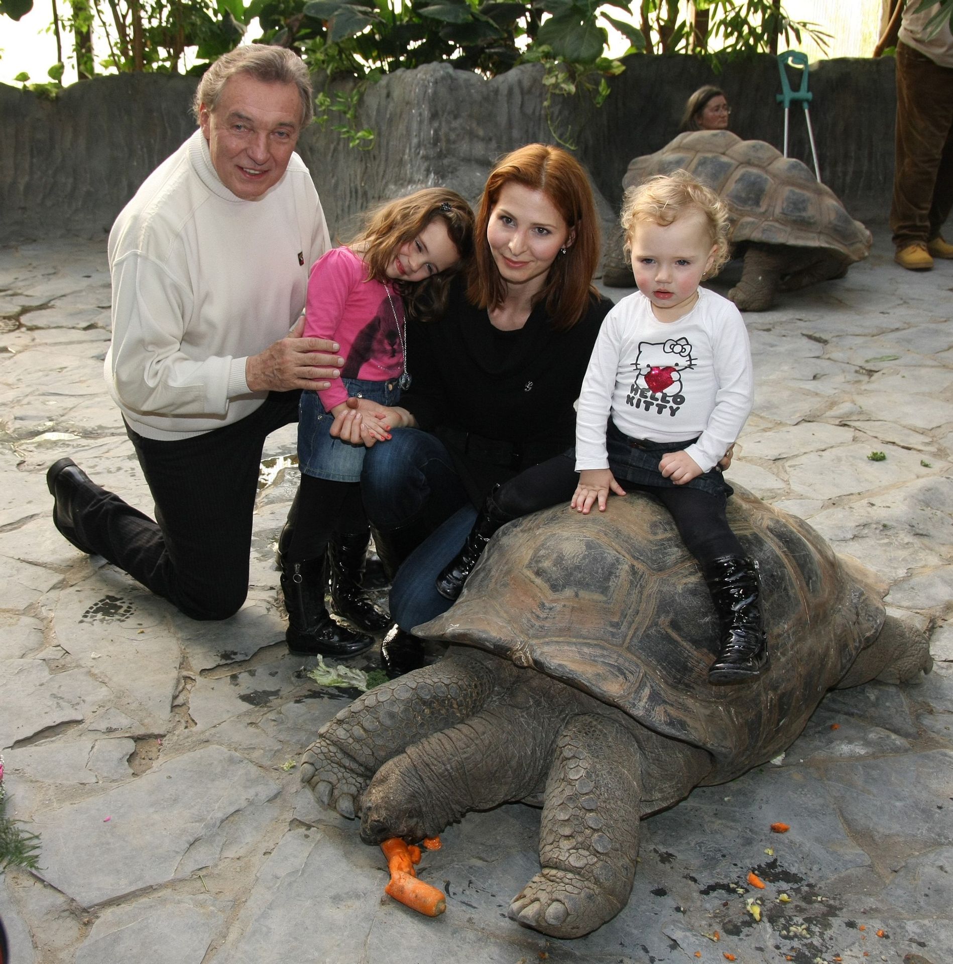 Ivana Gottová a Karel Gott s dcerami v pražské zoo, 14. 2. 2010 - Ivana Gottová (11/11)