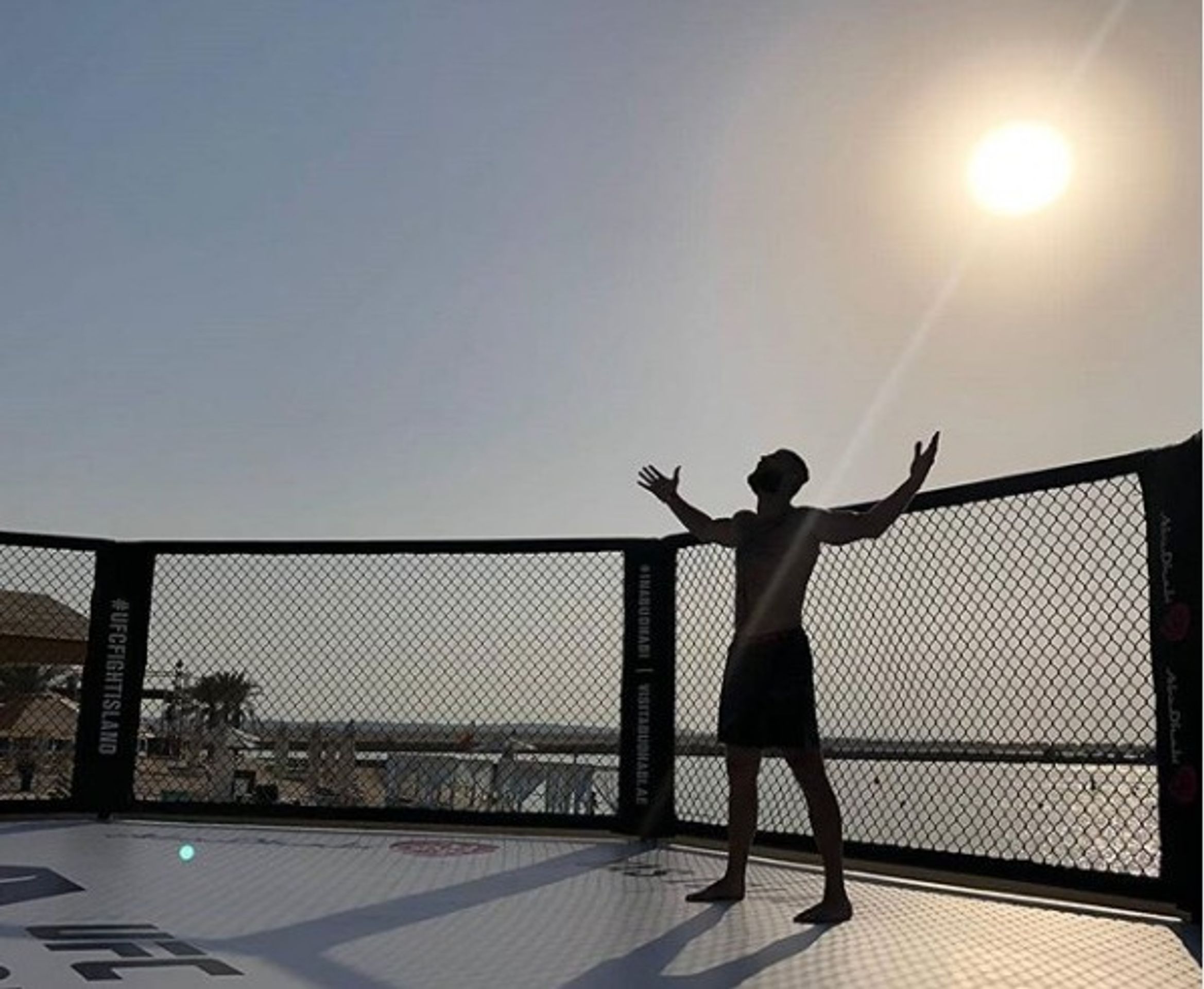 Jiří Procházka a jeho tým v Abú Zabí u oktagonu - 4 - GALERIE: Jiří Procházka si vyzkoušel oktagon UFC na Fight Islandu (5/5)
