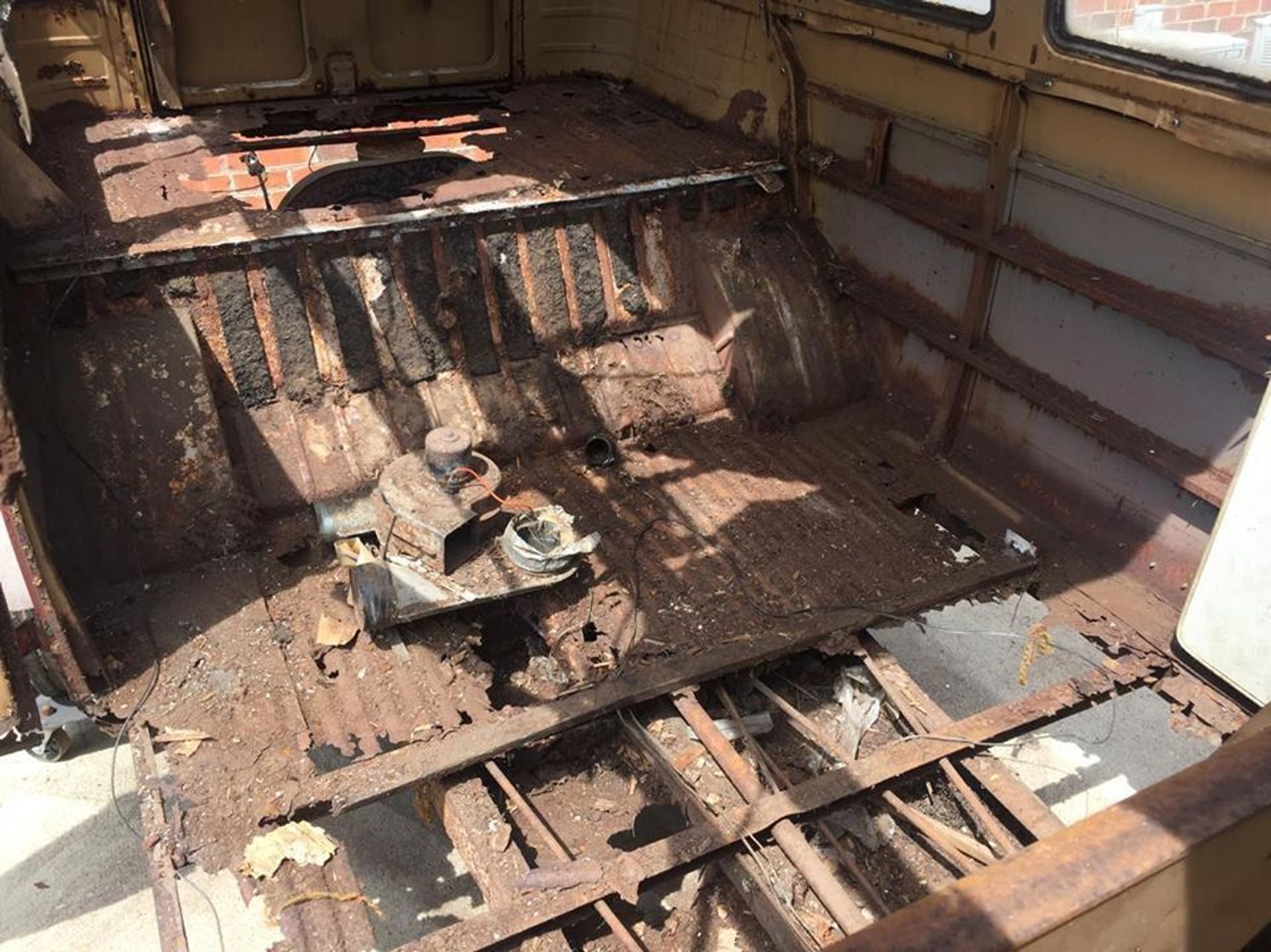 vrak - 26 - GALERIE: VW Bus - zrezlý šrot za stovky tisíc (19/22)