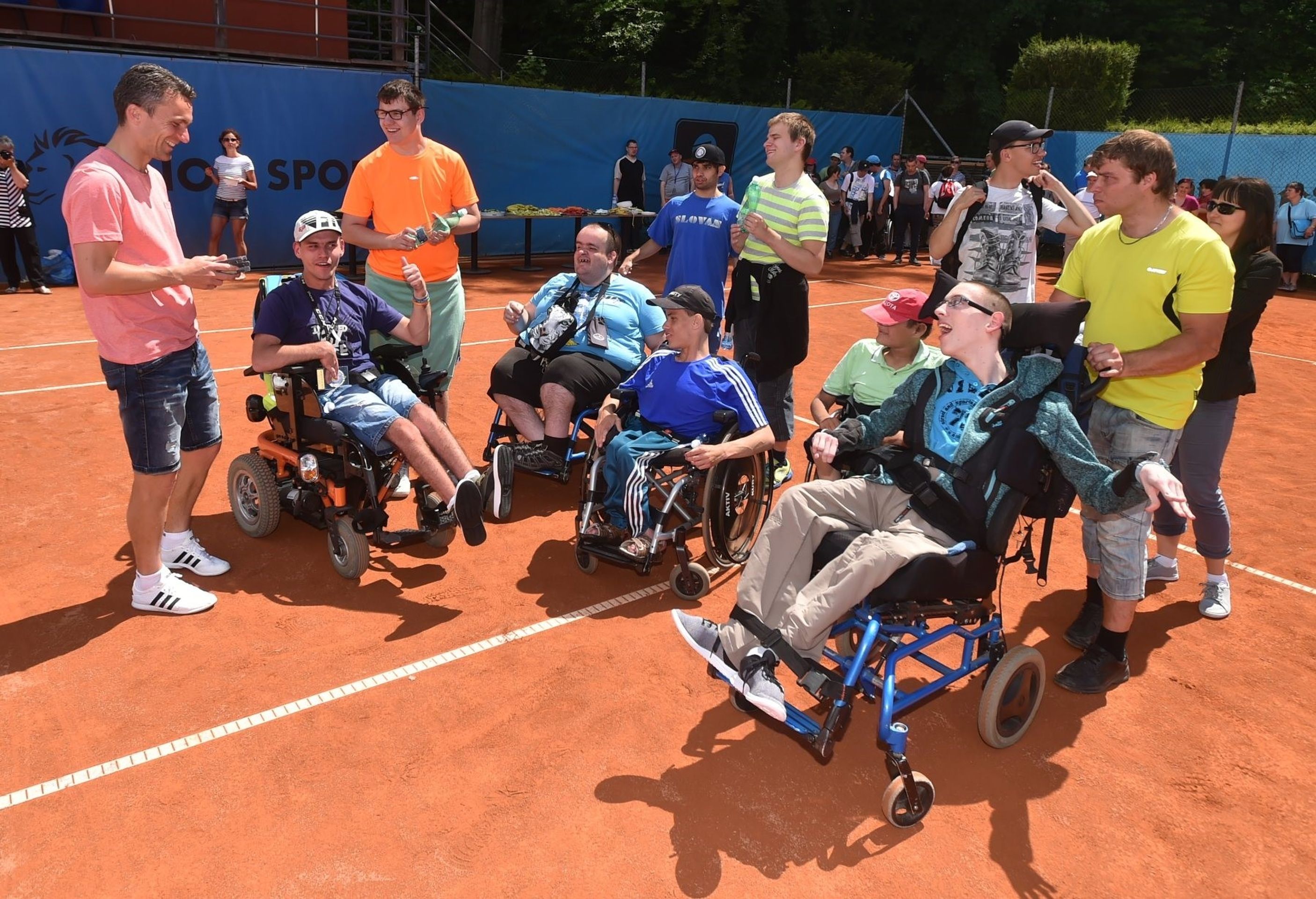 David Lafata, Klára Koukalová a Petr Suchoň zavítali za handicapovanými dětmi - 9 - Lafata, Koukalová a Suchoň zavítali za handicapovanými dětmi (9/10)