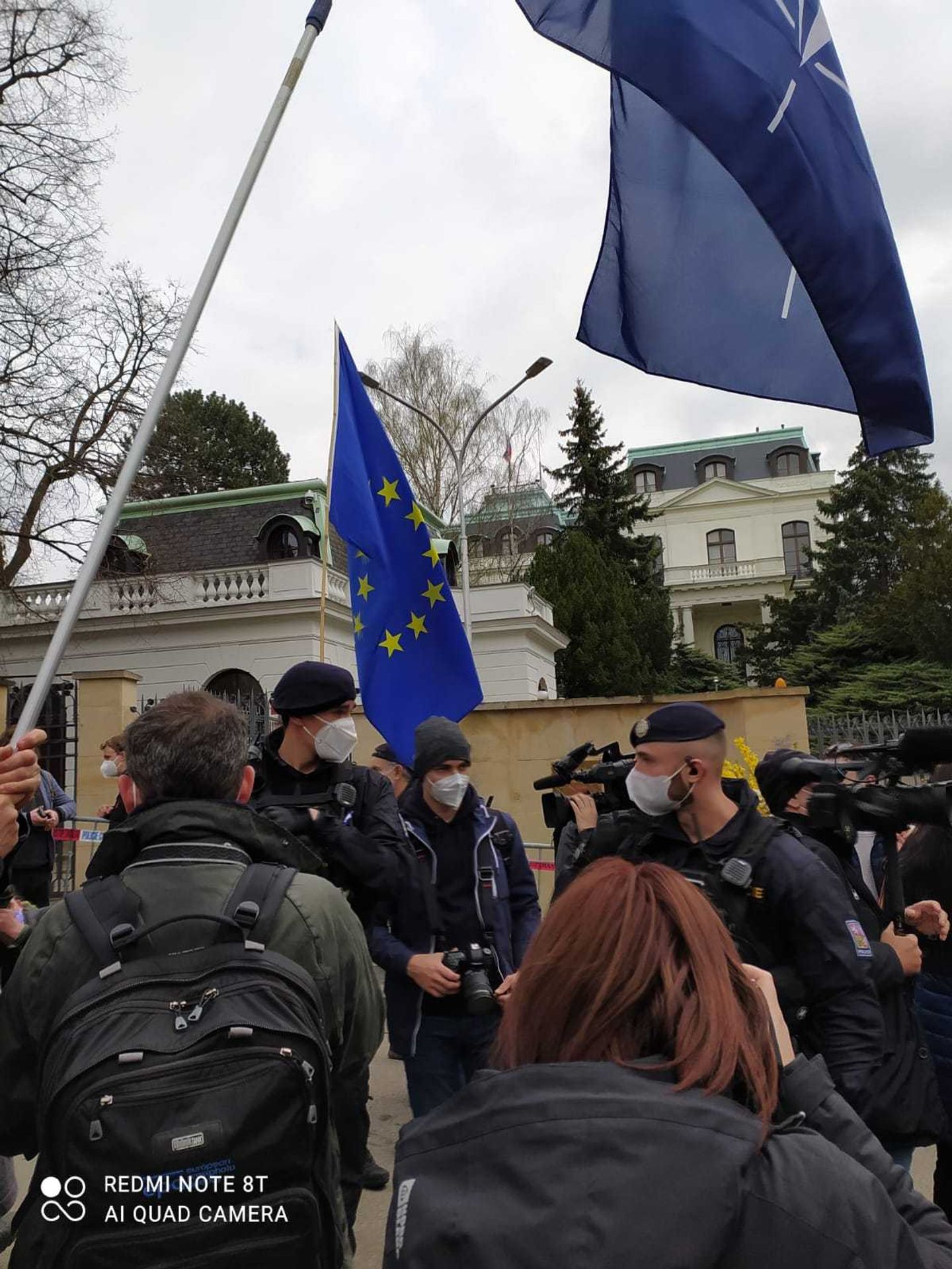 Protesty před ruskou ambasádou - 9 - GALERIE: Protesty před ruskou ambasádou v Praze (7/14)