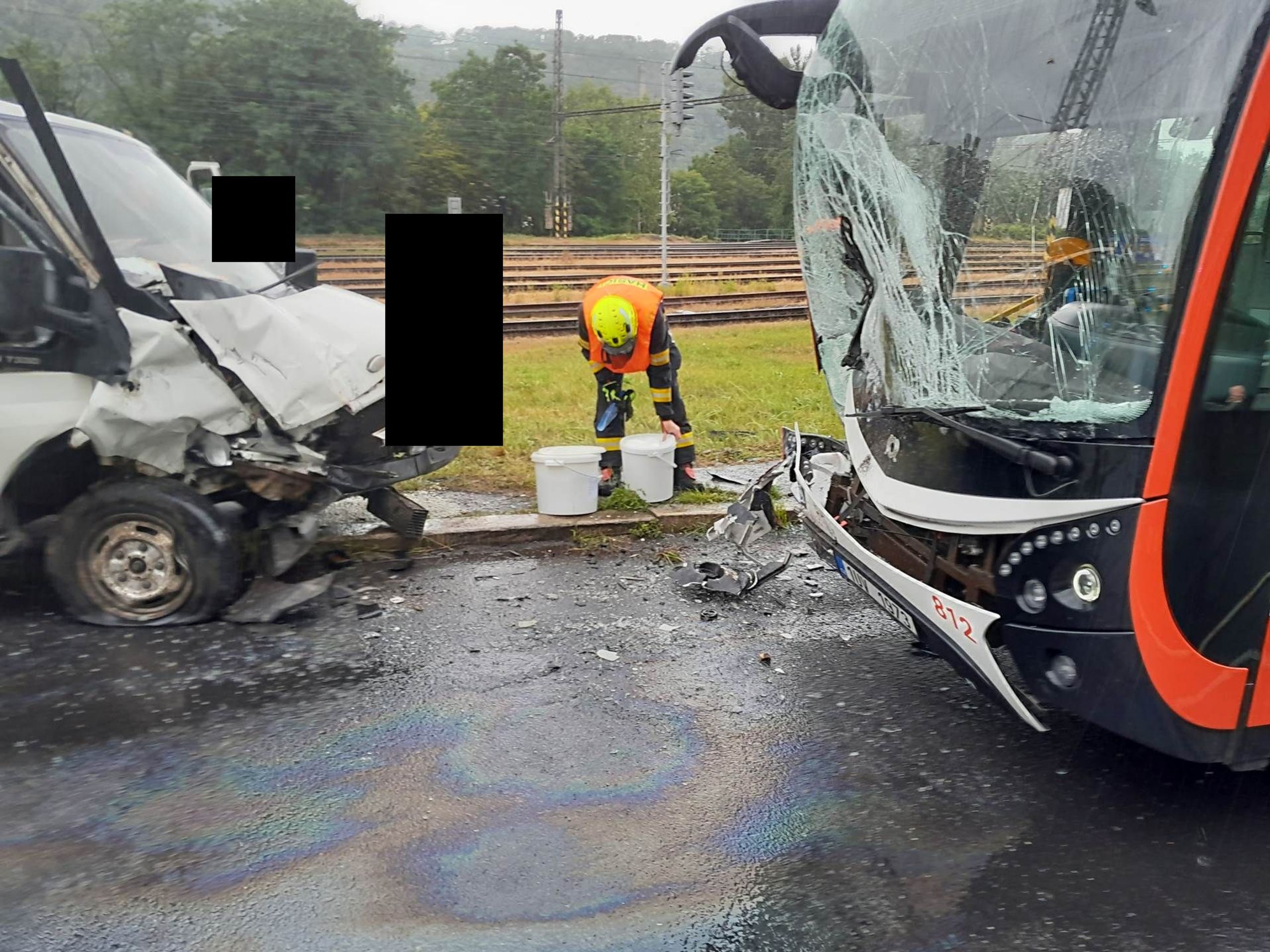 Dopravní nehoda linkového autobusu a dodávky v Ústí nad Labem (3) - Dopravní nehoda linkového autobusu a dodávky (4/4)