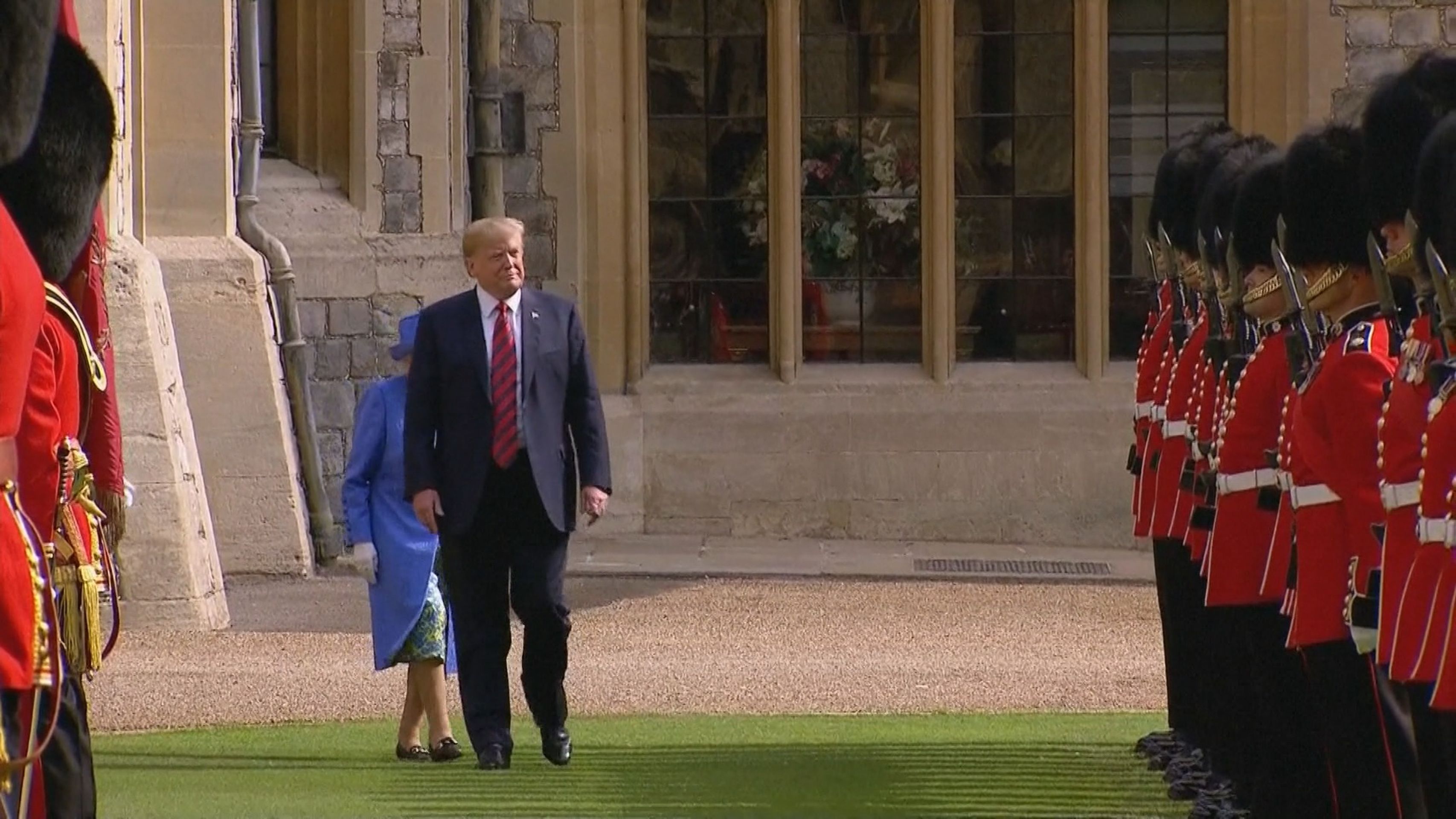 Donald Trump a královna Alžběta II. - 9 - GALERIE: Trapas Donalda Trumpa před britskou královnou (4/12)