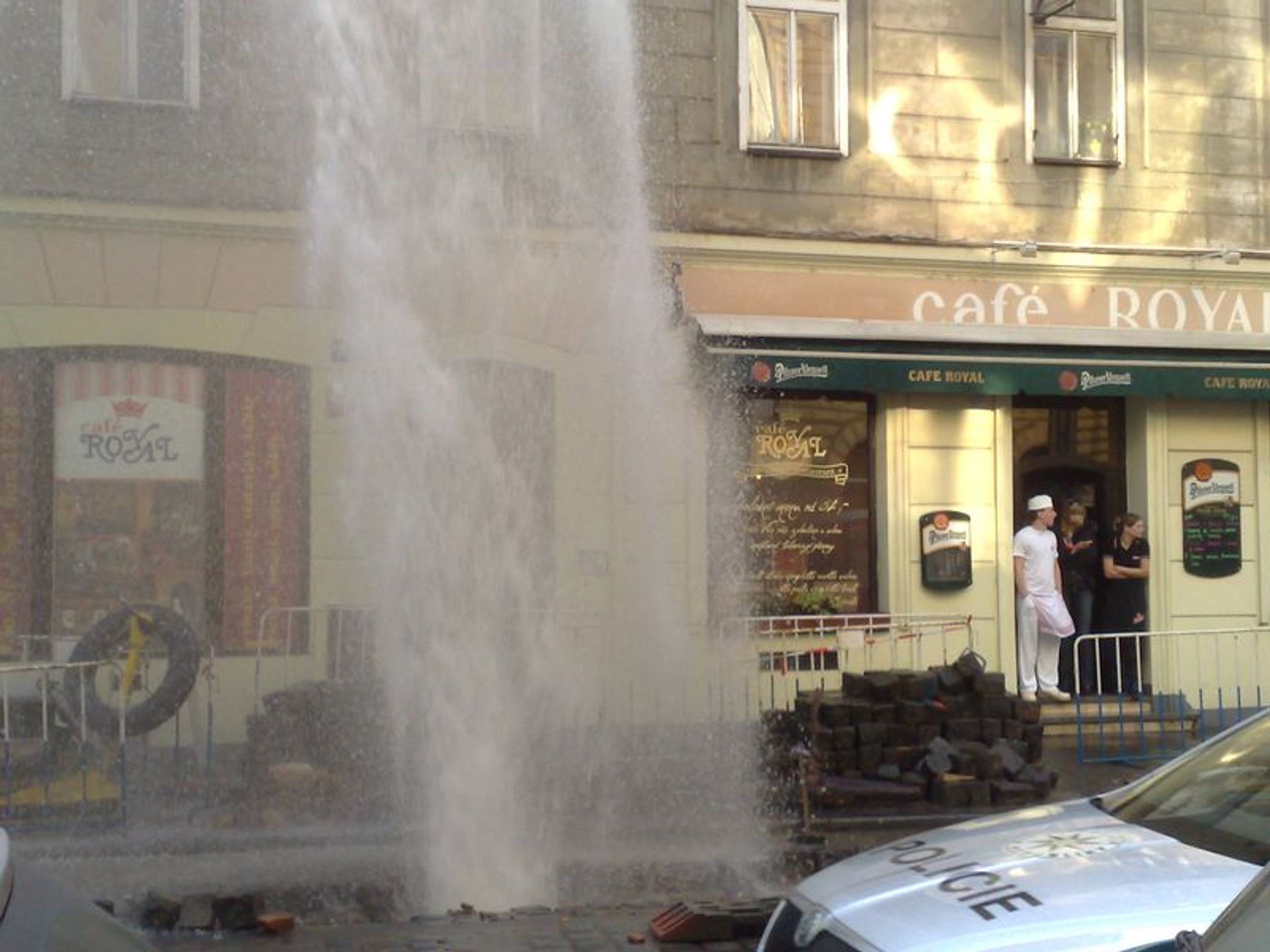 Překopnutý hydrant v Myslíkově ulici-10 - GALERIE: Překopnutý vodovod (9/10)