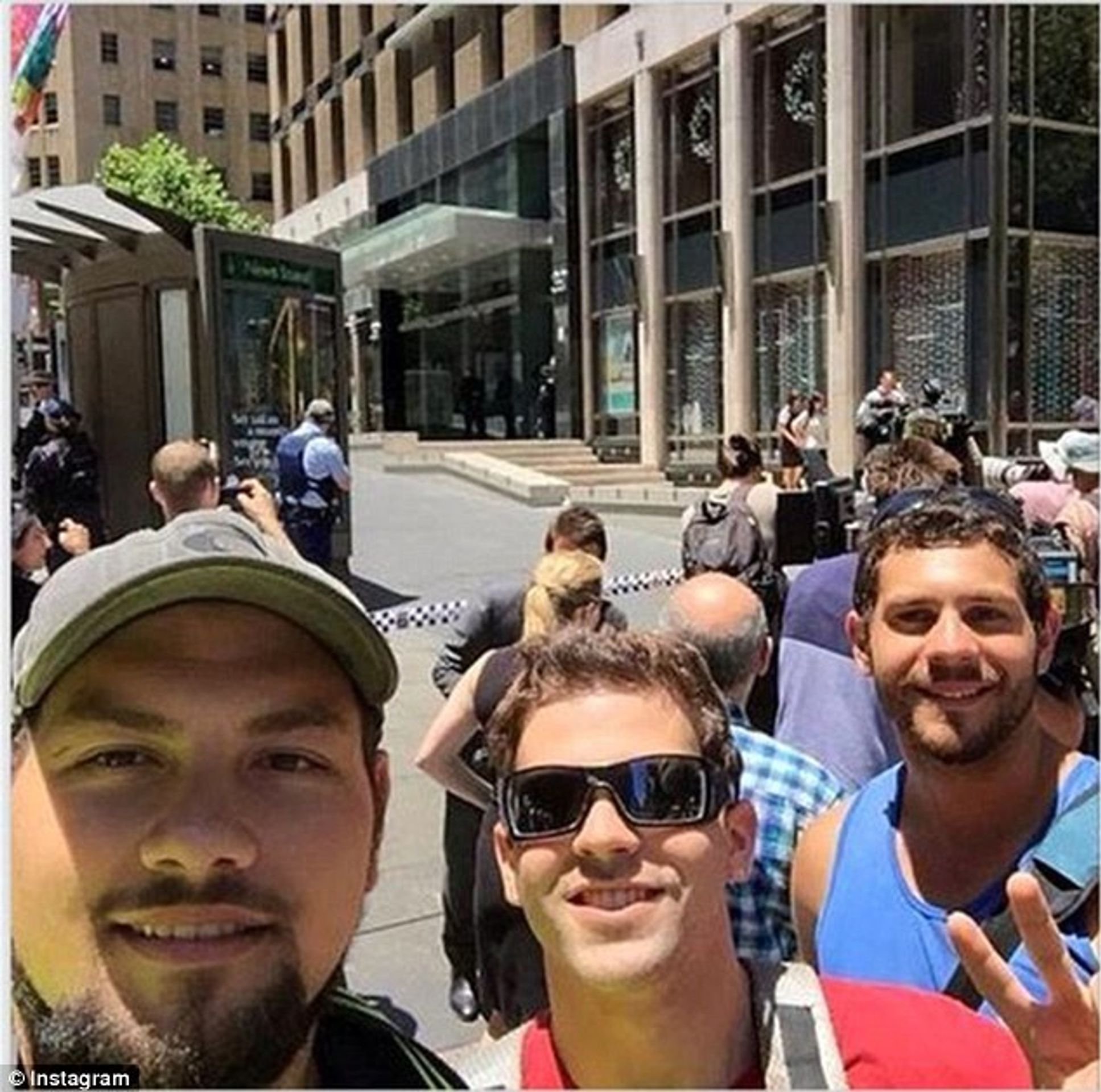 Lidé si pořizují selfie před obleženou kavárnou v Sydney - 2 - GALERIE: Selfie před obleženou kavárnou v Sydney (3/5)