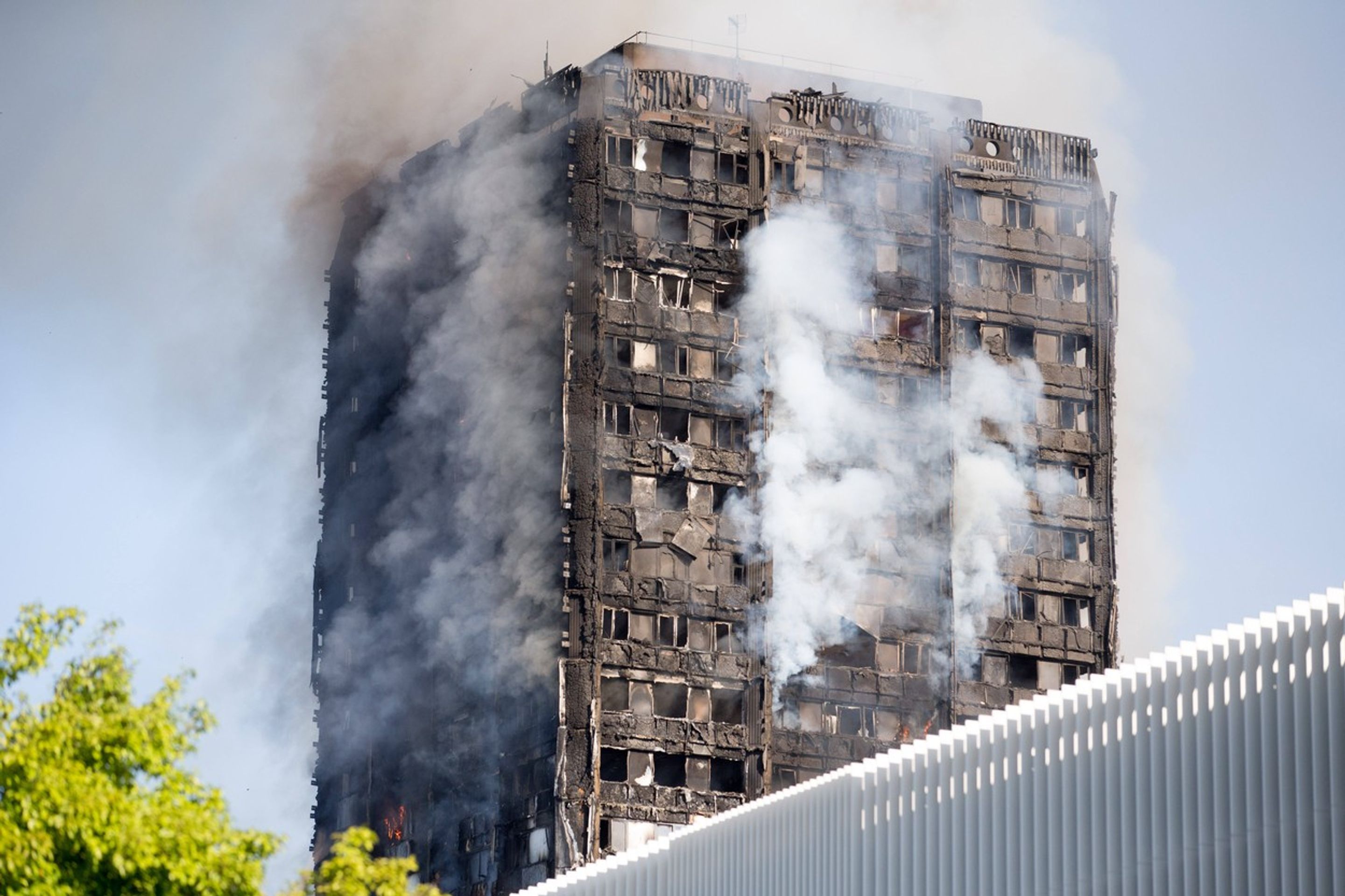 Požár výškového bytového domu v londýnské čtvrti White City - 8 - GALERIE: Obrovský požár věžáku v Londýně (5/14)