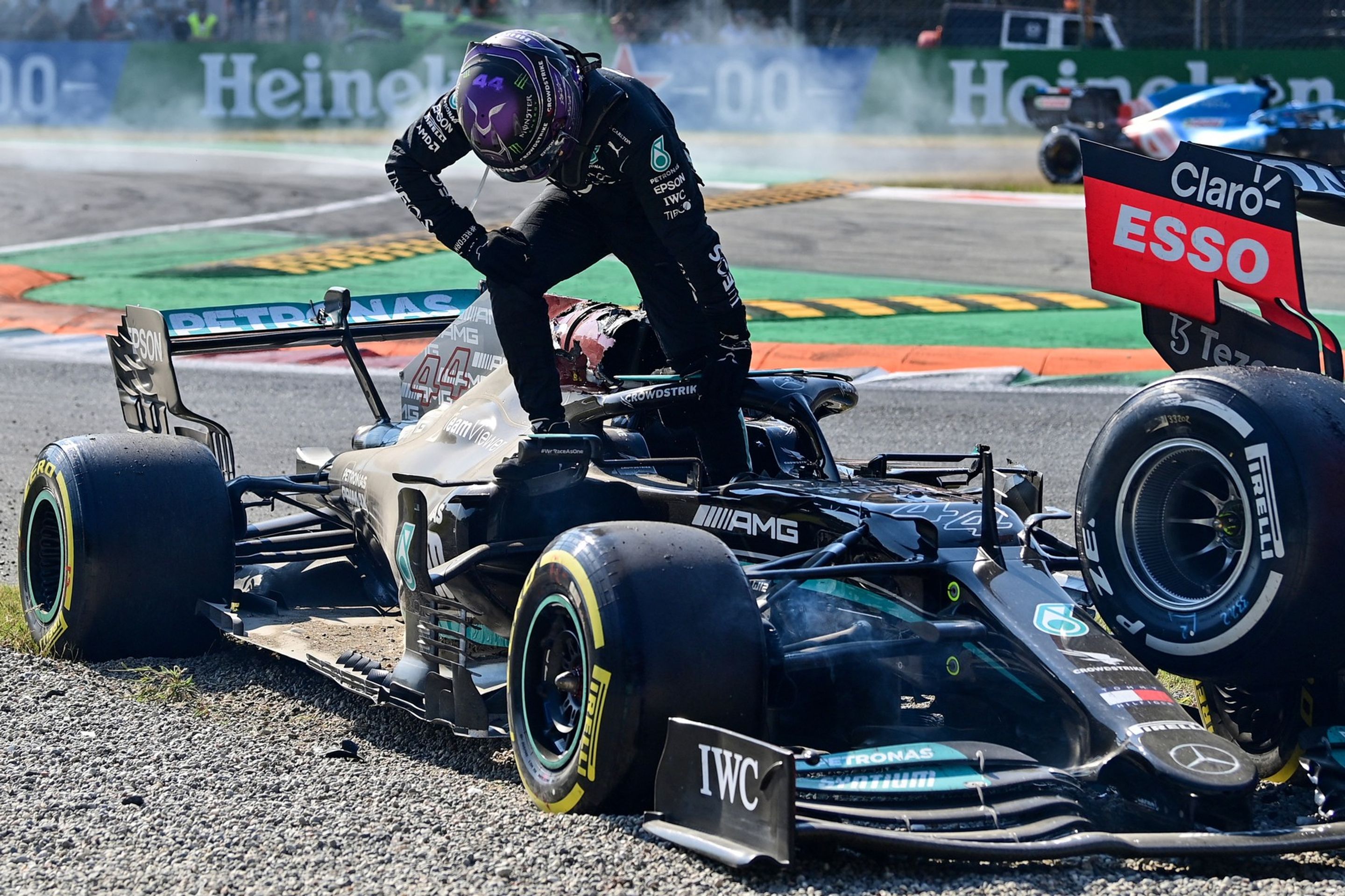 Lewis Hamilton nebezpečnou jako zázrakem přežil ve zdraví - Děsivá srážka Maxe Verstappena a Lewise Hamiltona (9/9)